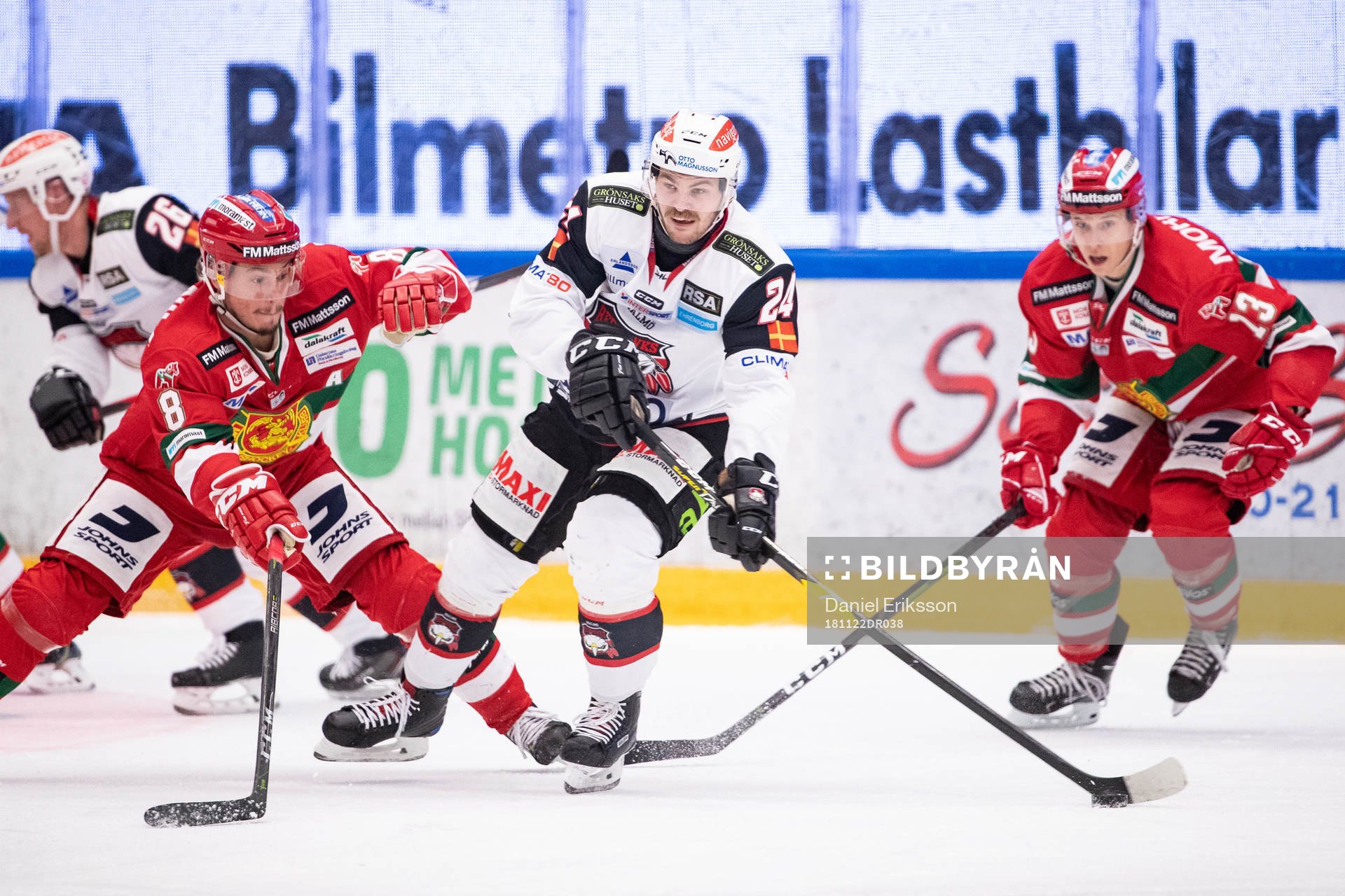 Moras Robin Johansson och Malmö Redhawks Emil Molin och