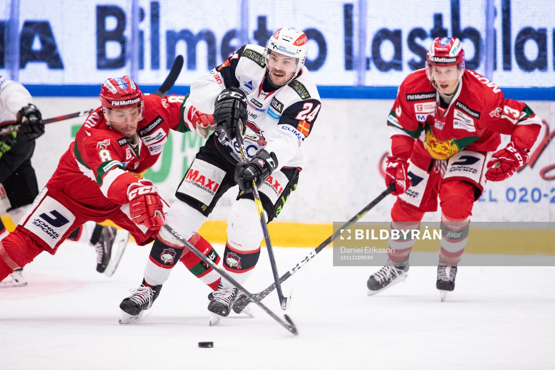 Moras Robin Johansson och Malmö Redhawks Emil Molin och