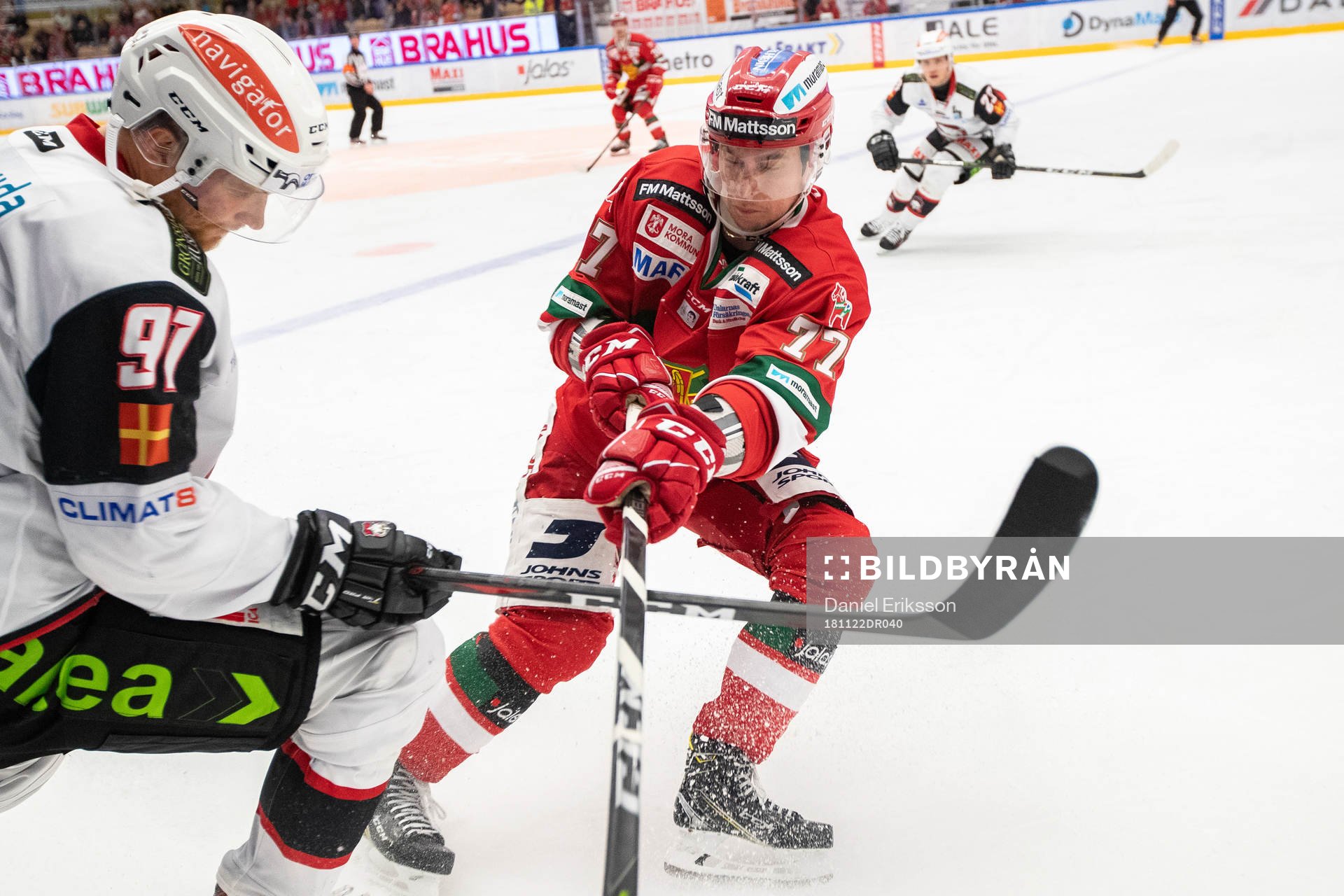 Malmö Redhawks Max Görtz och Moras Michael Keränen