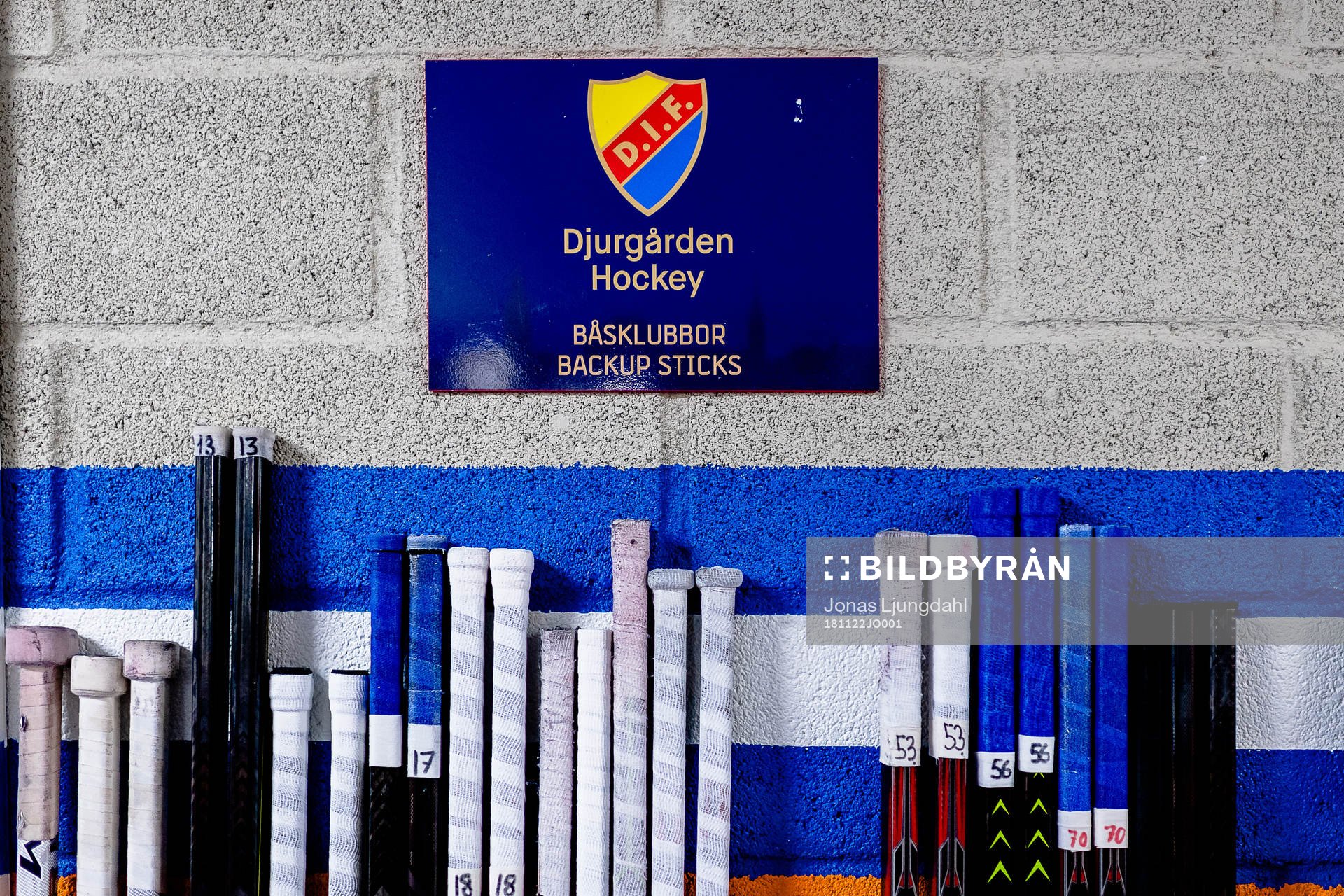Djurgårdens klubbor uppställda före ishockeymatchen i