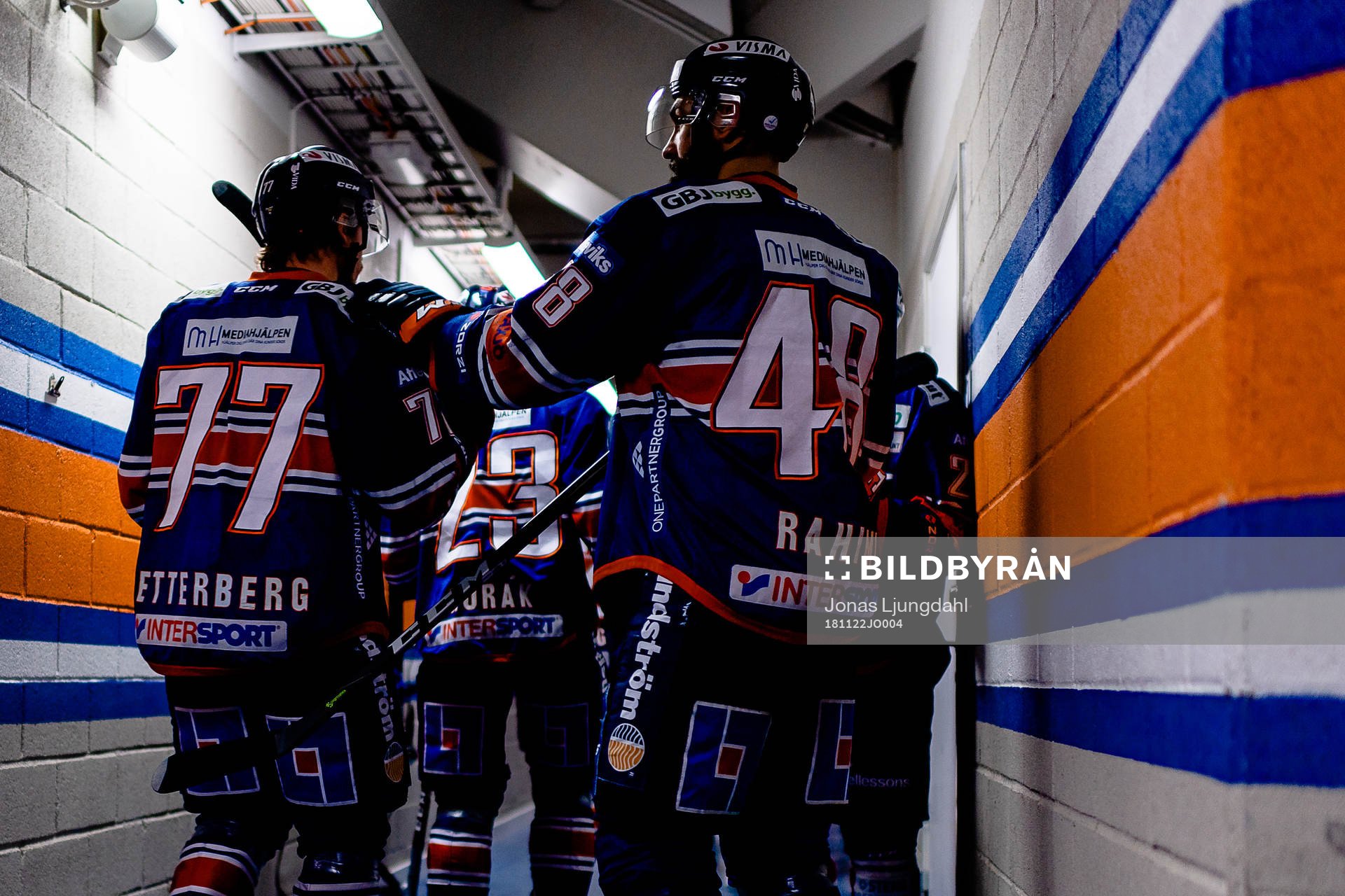 Växjös Pontus Netterberg och Daniel Rahimi på väg ut
