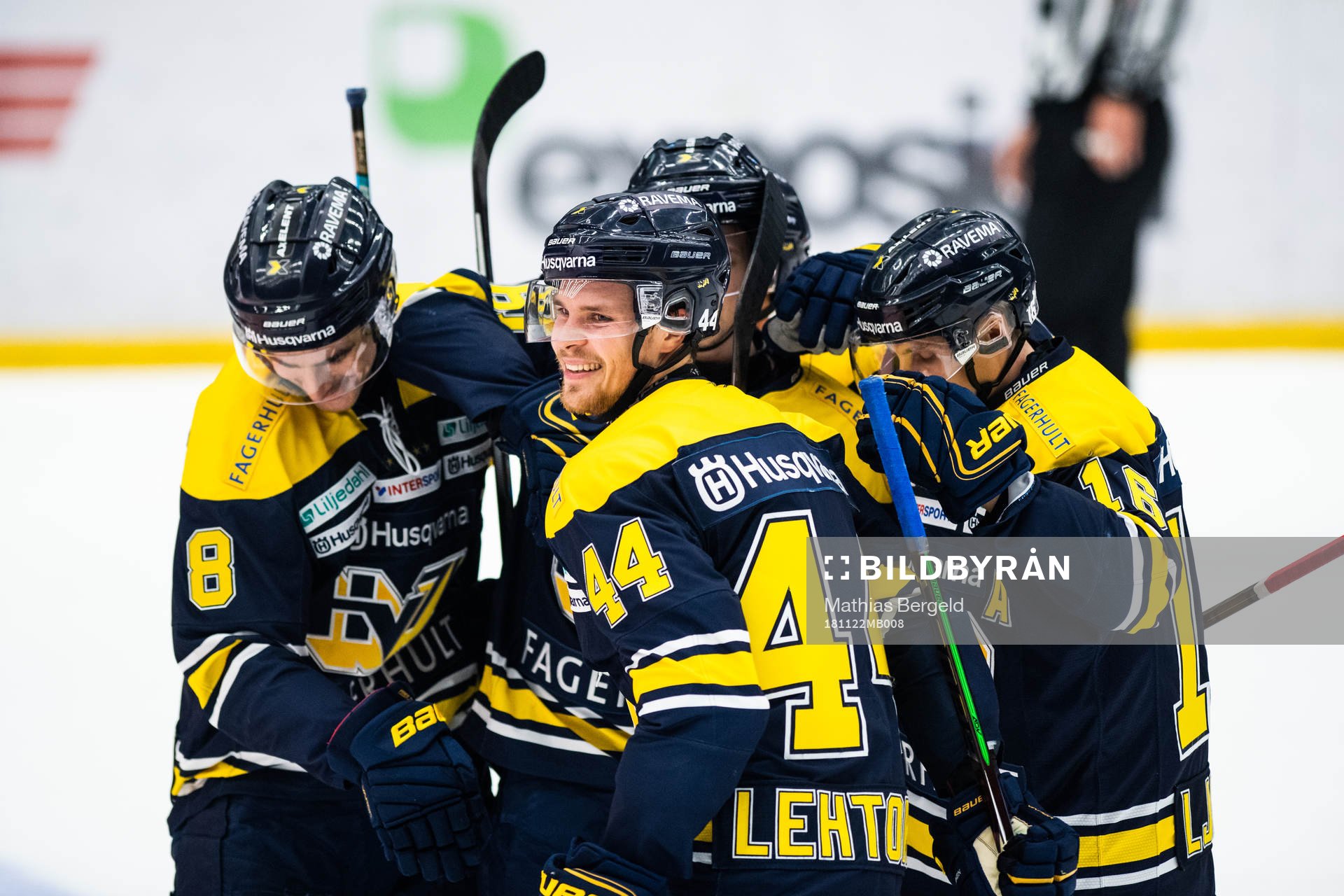 s Mikko Lehtonen jublar med lagkamrater