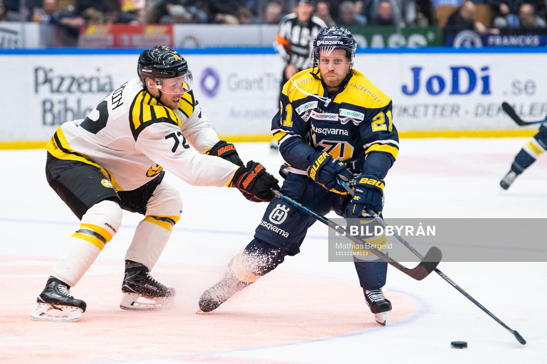 s Mattias Tedenby i kamp om pucken