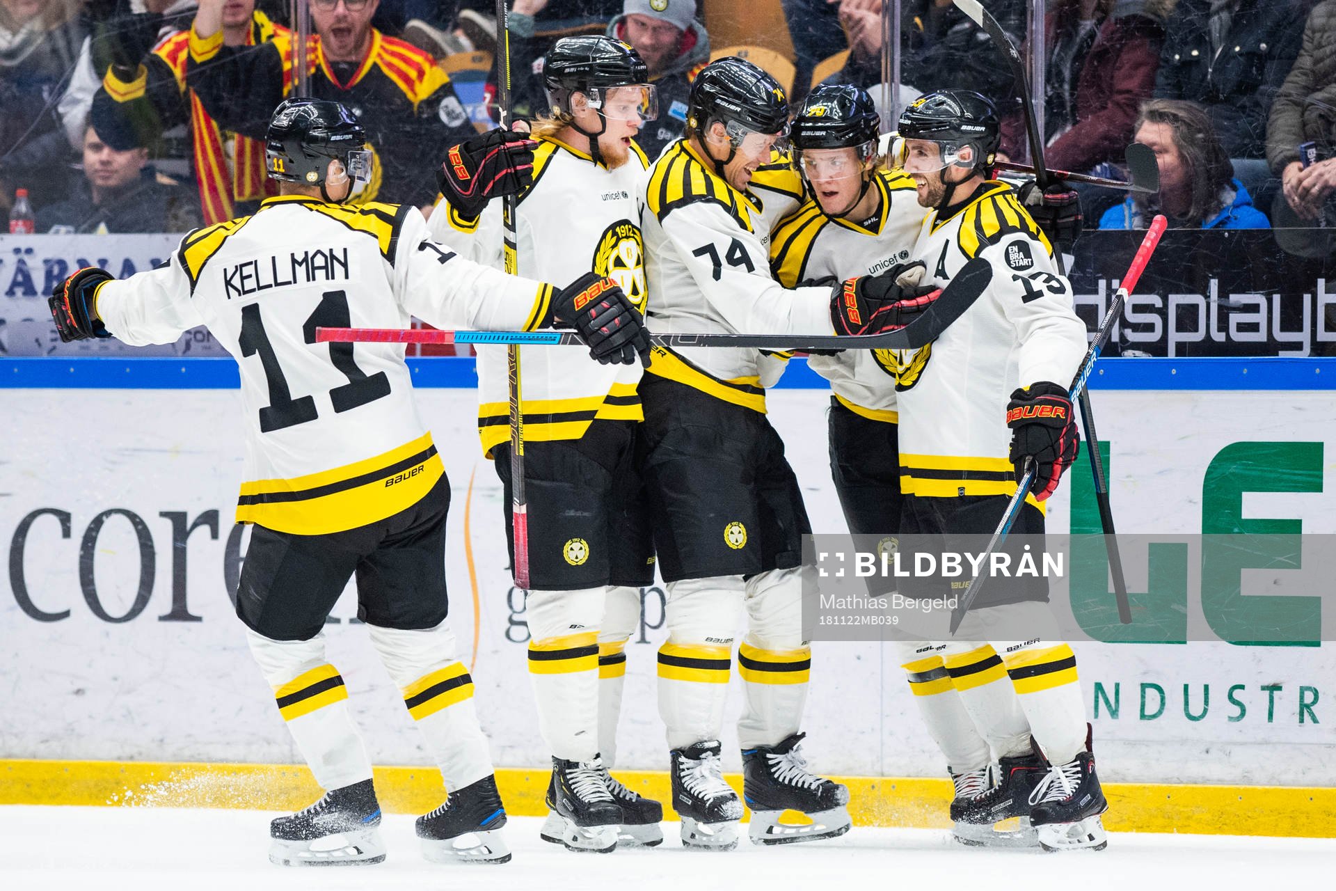 Brynäs Jesper Boqvist (tvåa från höger) jublar med Joel