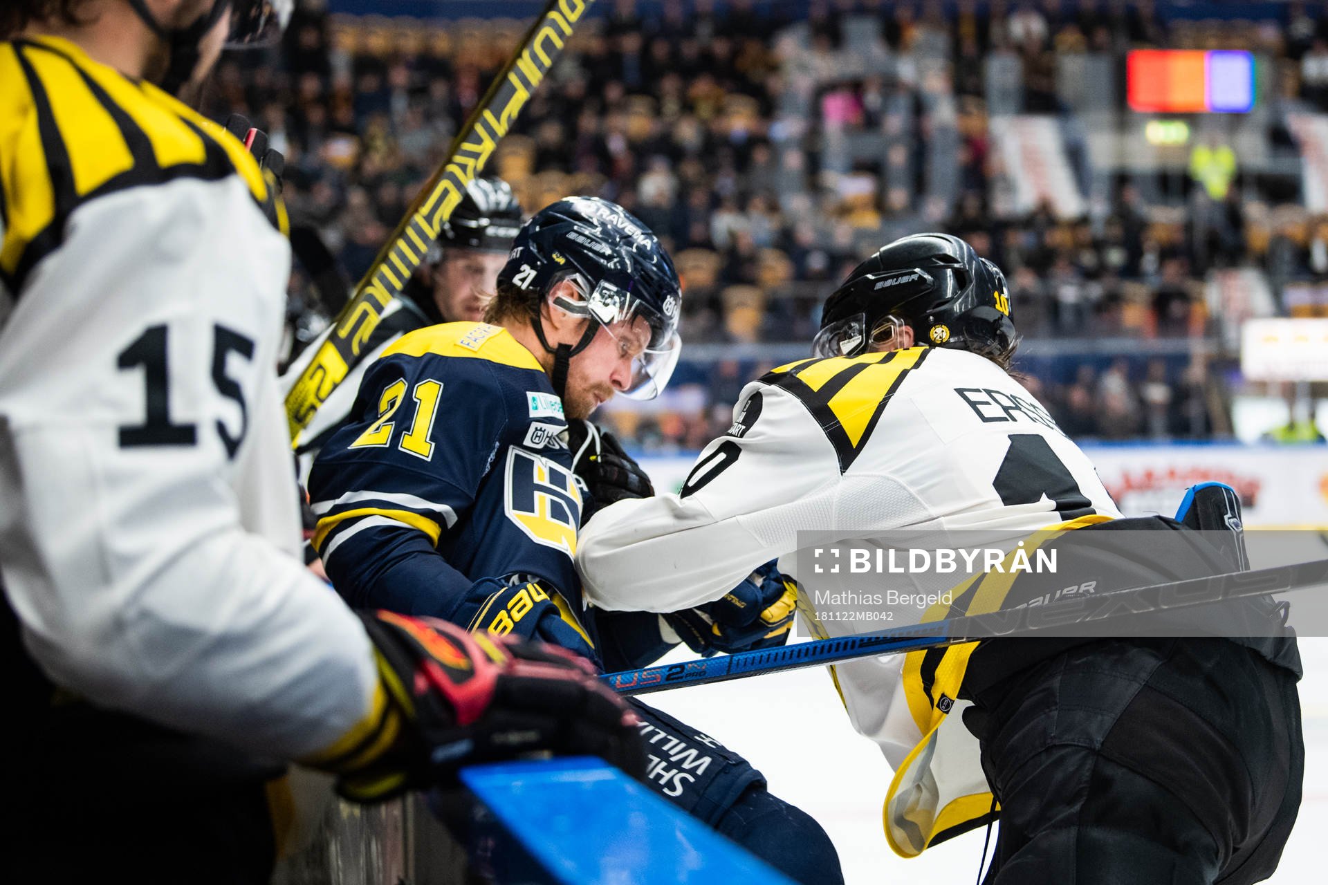 s Mattias Tedenby tacklas av Brynäs Marcus Ersson