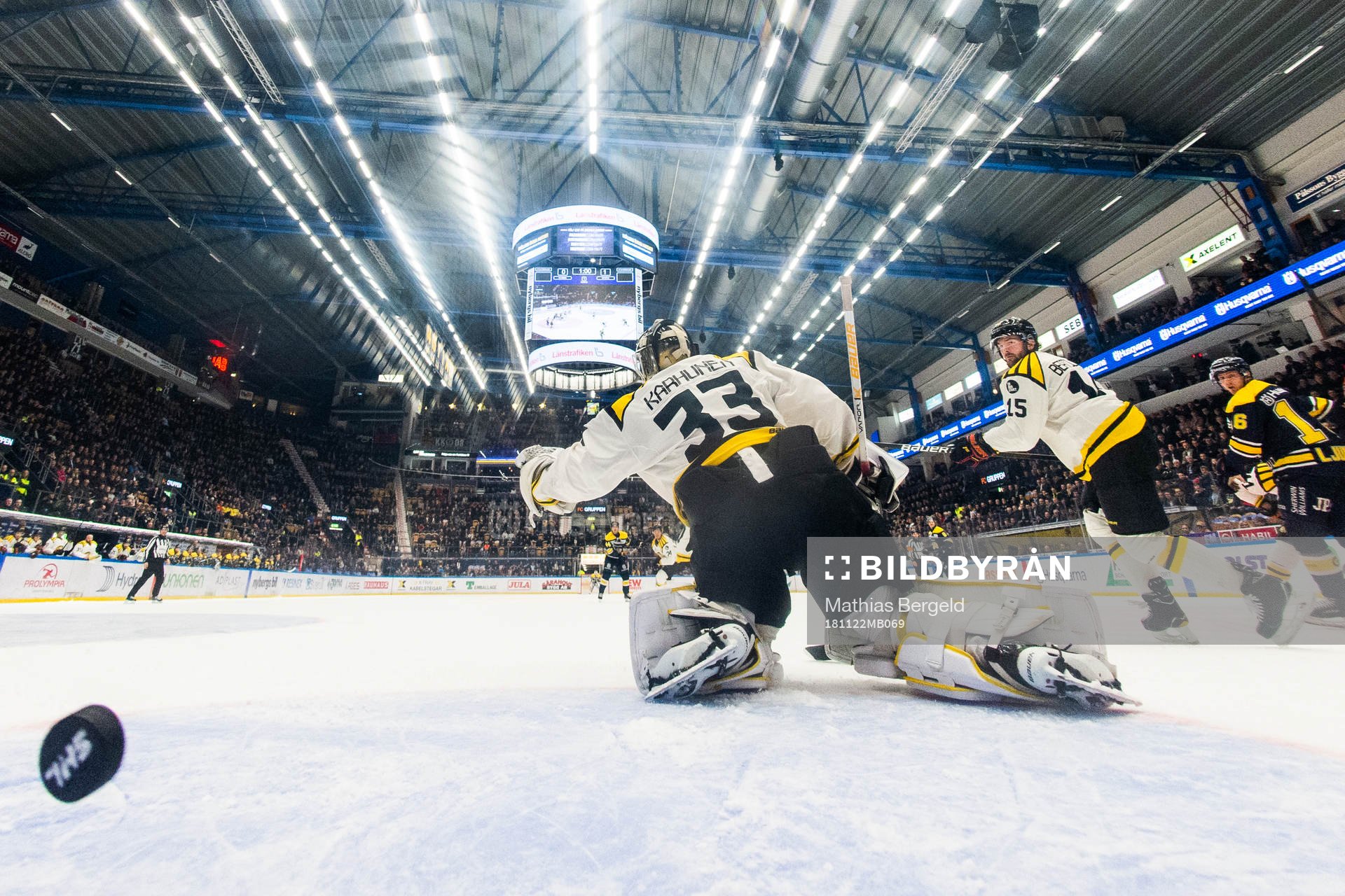 Brynäs målvakt Tomi Karhunen och Simon Bertilsson ser