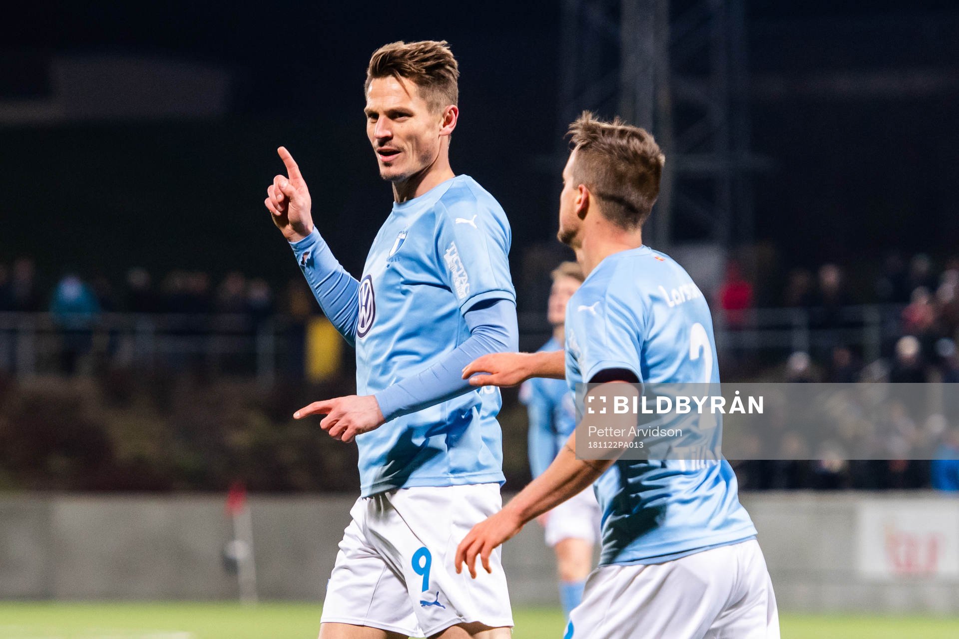 Malmö FFs Markus Rosenberg jublar med Eric Larsson efter 0-1 under fotbollsmatchen i Svenska Cupen mellan Lunds BK och Malmö FF den 22 november 2018 i Lund.