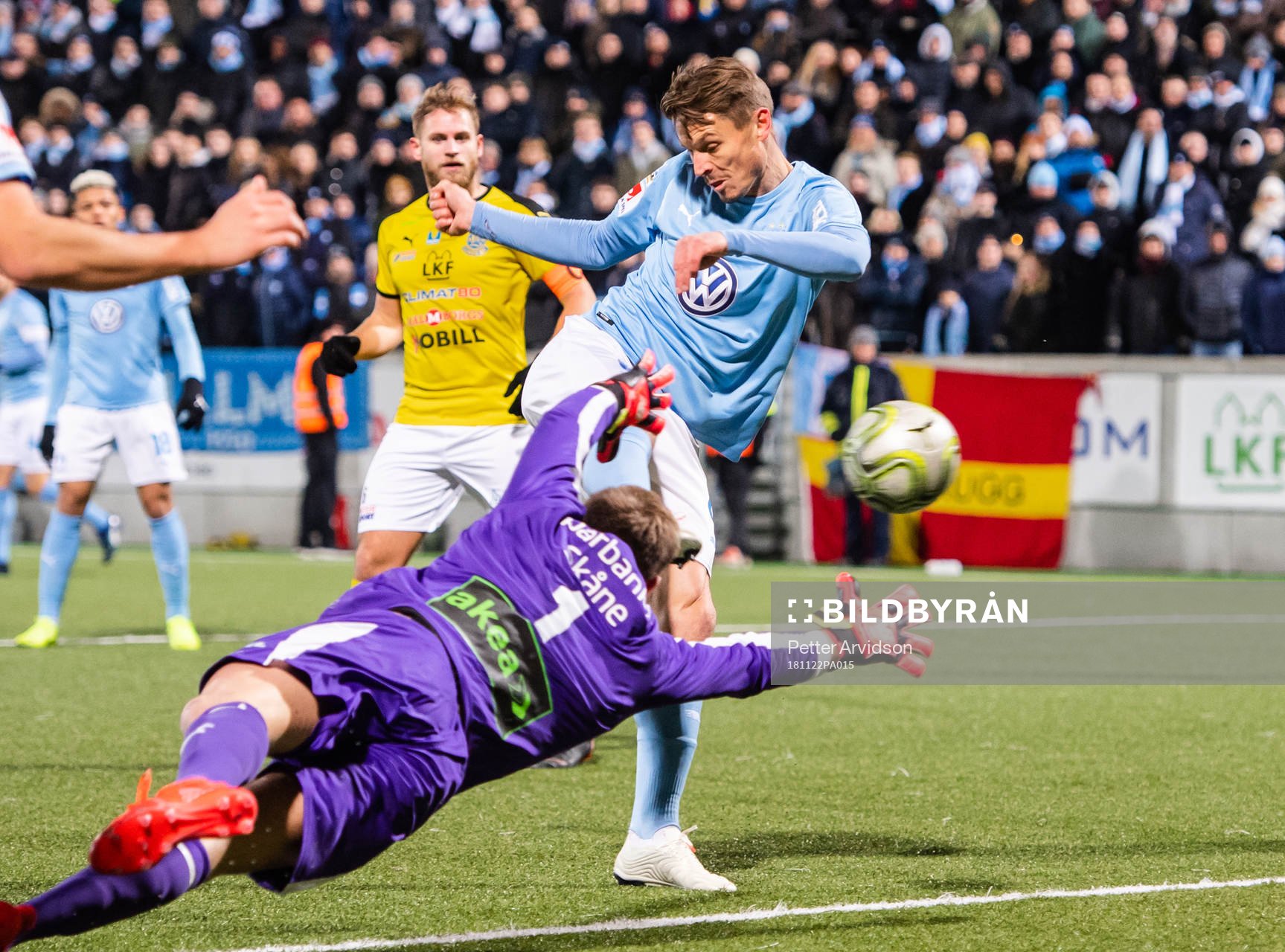 Malmö FFs Markus Rosenberg gör 0-1 bakom Lunds målvakt