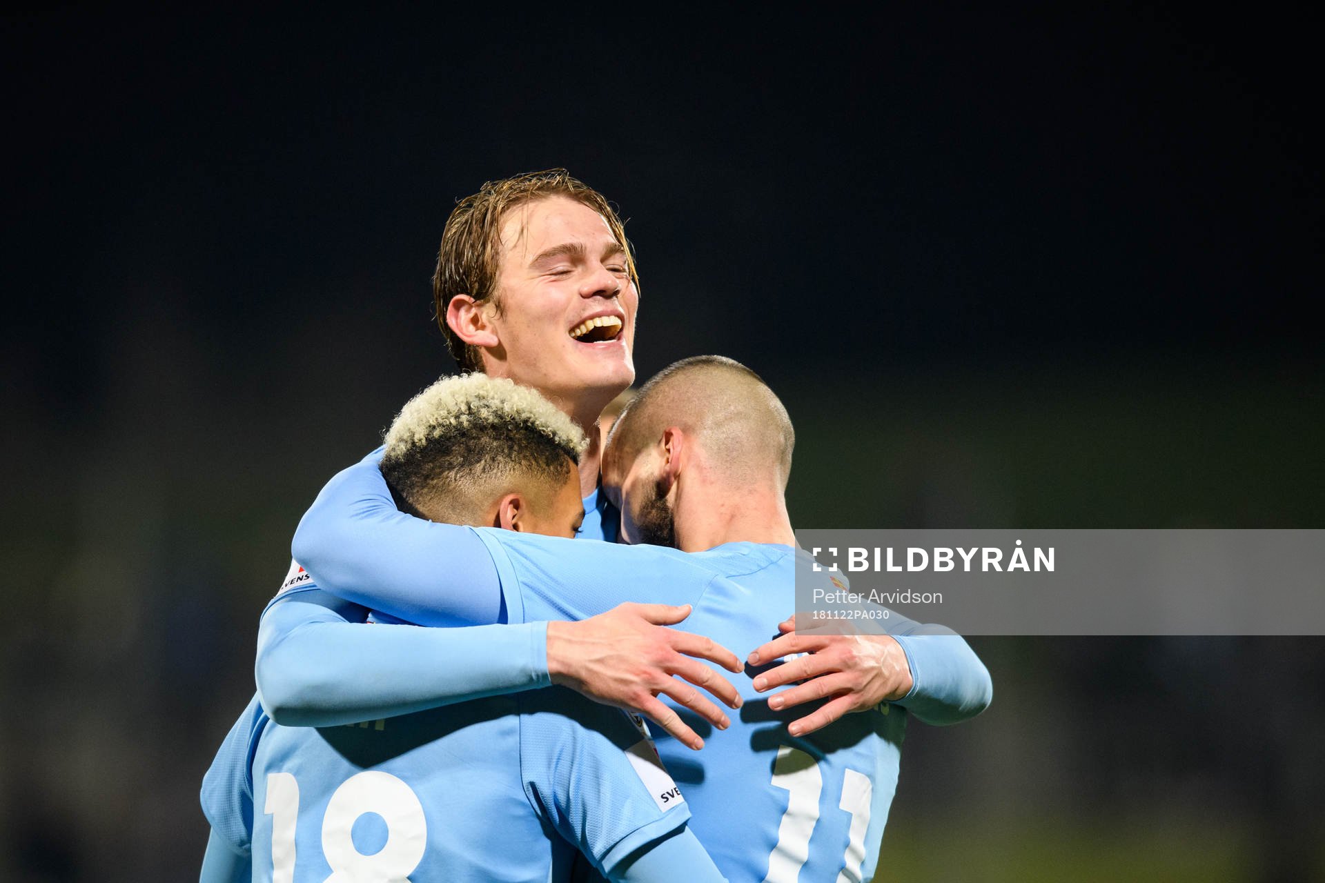 Malmö FFs Hugo Andersson och Romain Gall jublar med