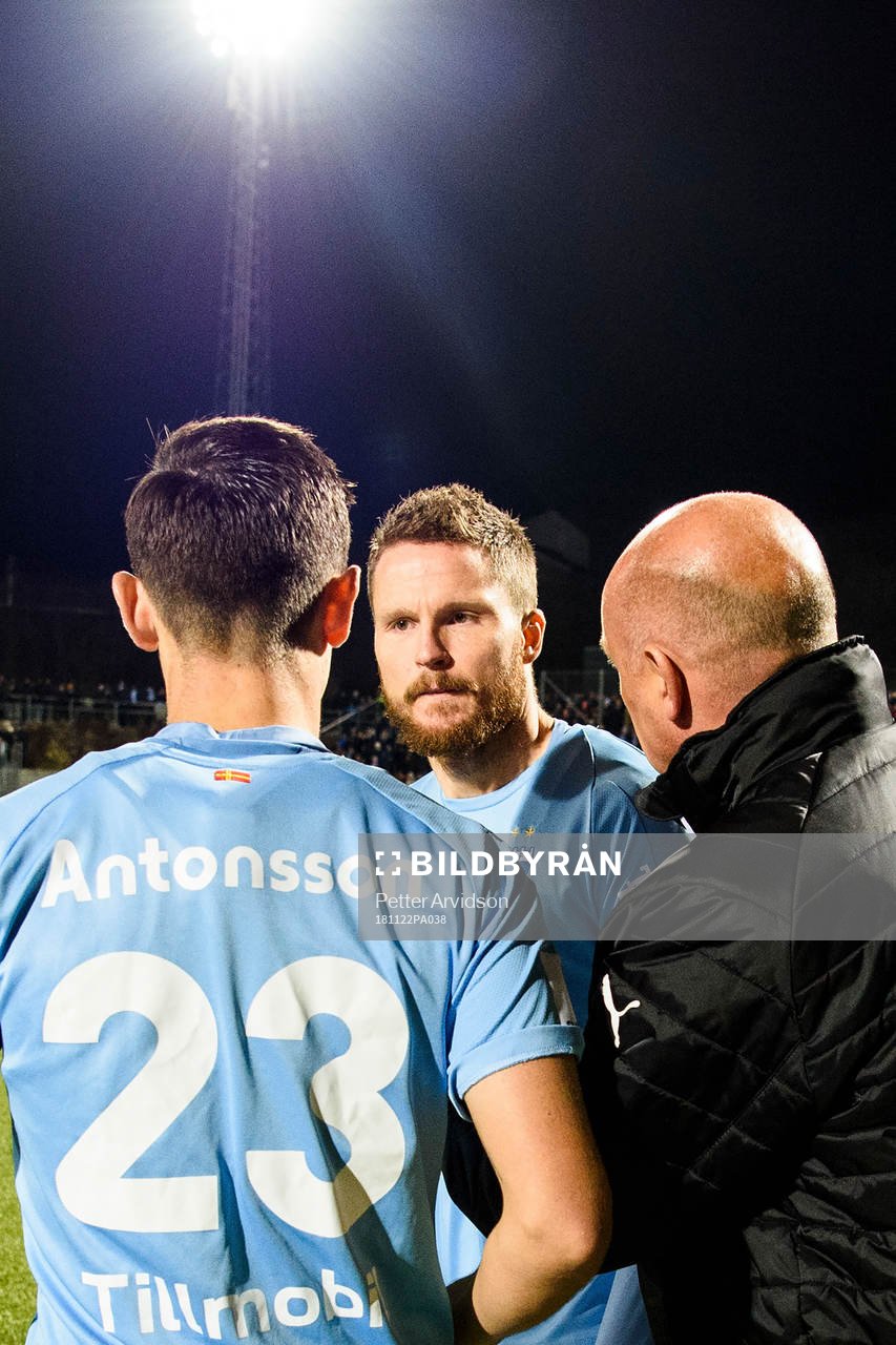 Malmö FFs tränare Uwe Rösler pratar med Lasse Nielsen och Marcus Antonsson inför fotbollsmatchen i Svenska Cupen mellan Lunds BK och Malmö FF den 22 november 2018 i Lund.