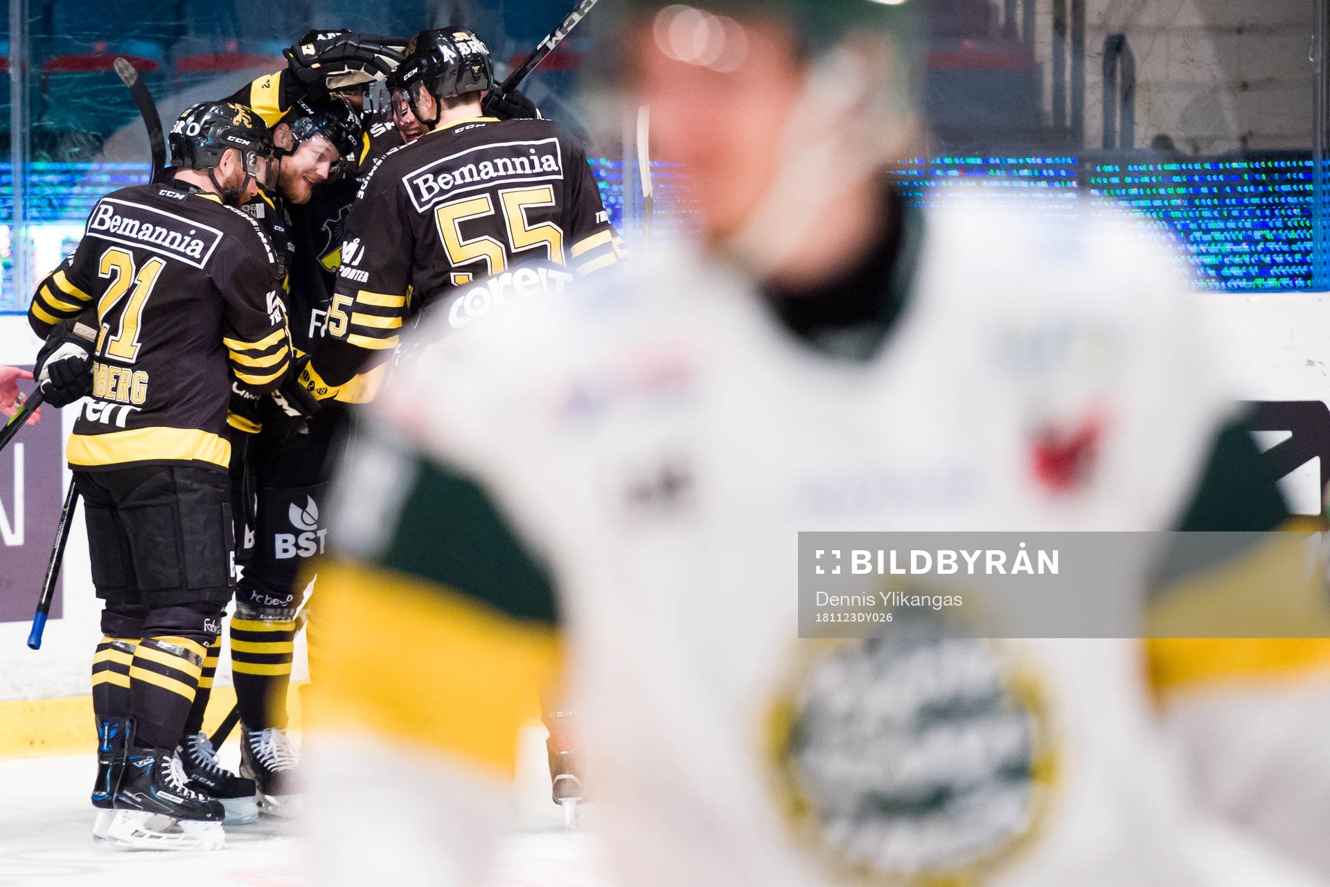 s Sam Marklund jublar med lagkamrater