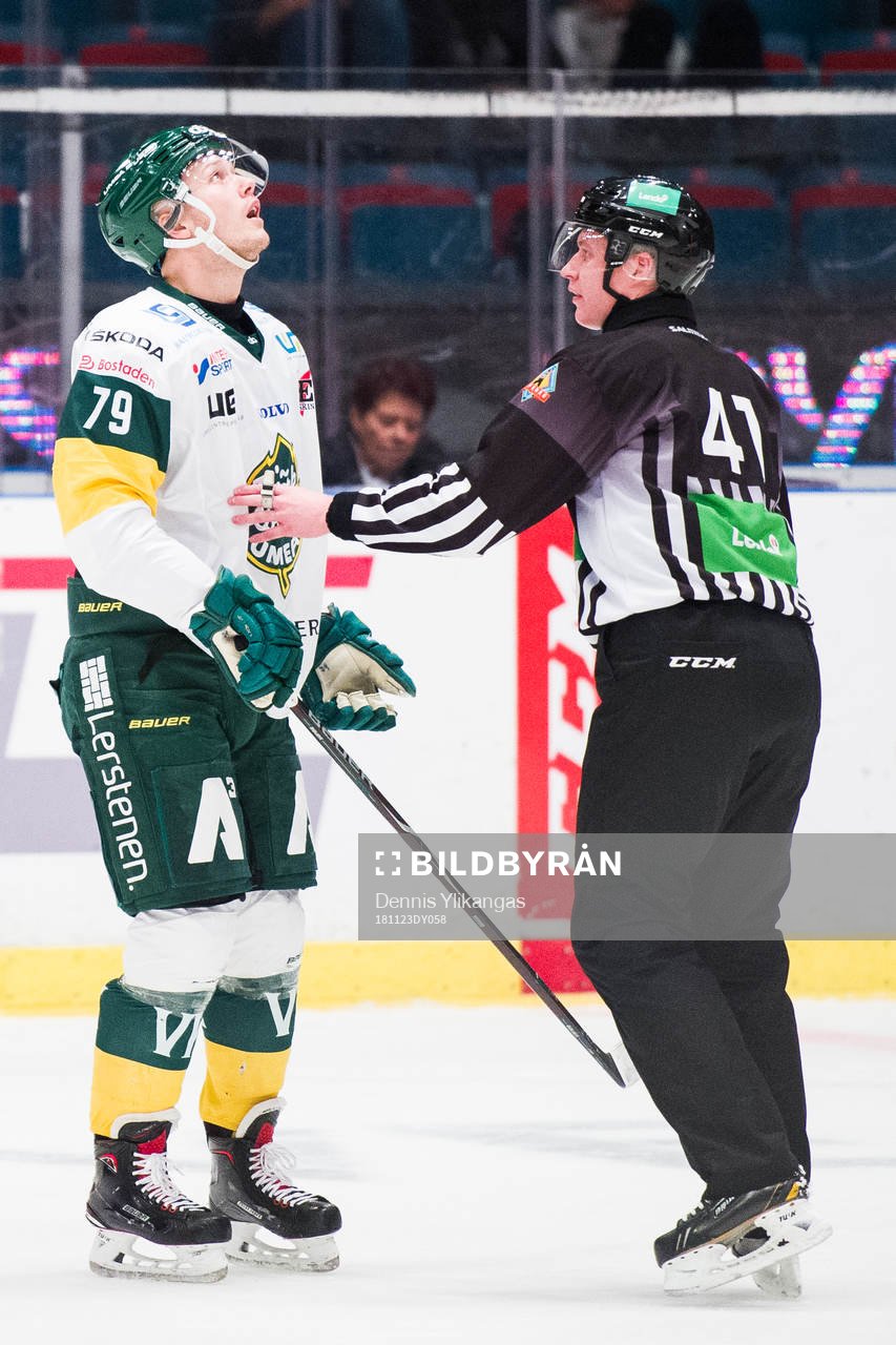 Björklövens Emil Lundberg kollar på jumbotronen