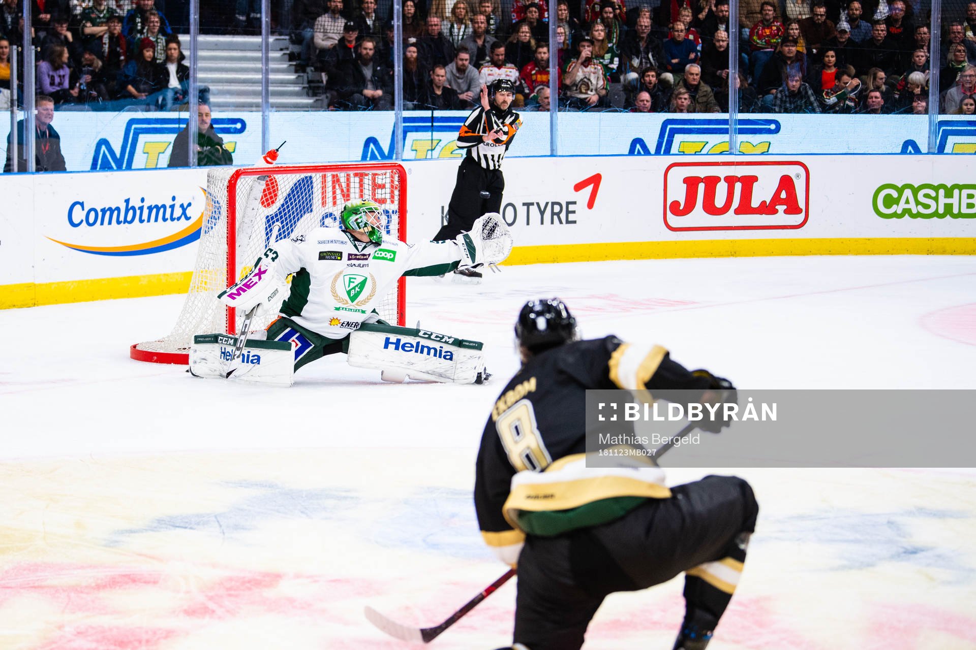 Frölundas Viktor Ekbom skjuter mot Färjestads målvakt