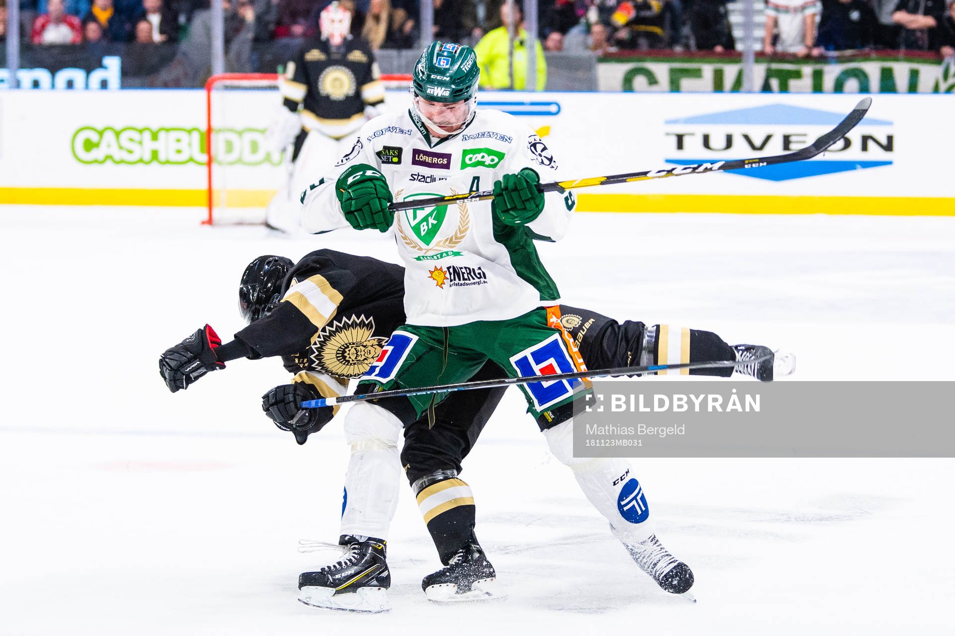 Färjestads Linus Johansson tacklar Frölundas Chay Genoway