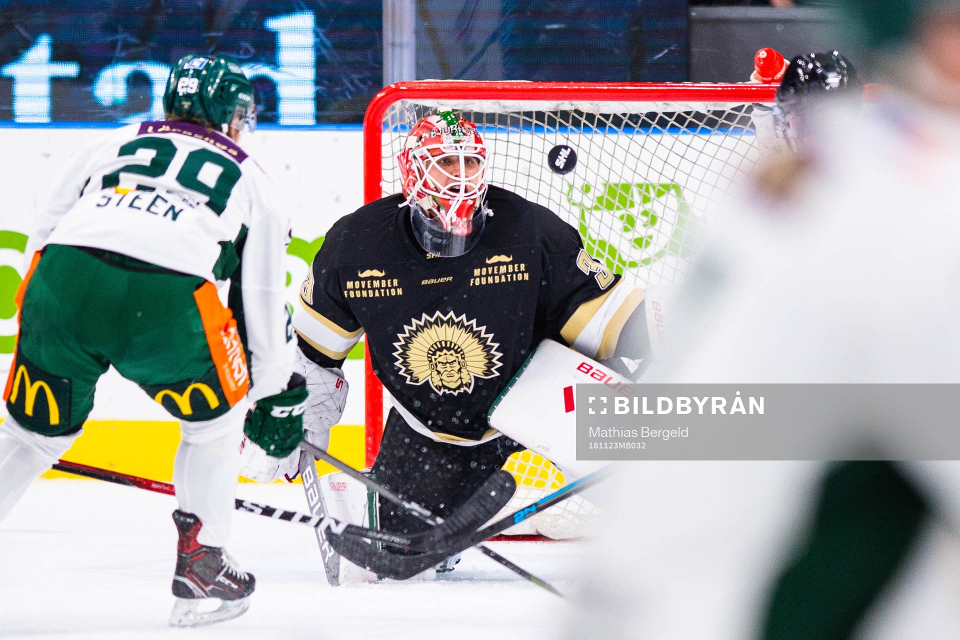 Färjestads Oskar Steen oroar framför Frölundas målvakt