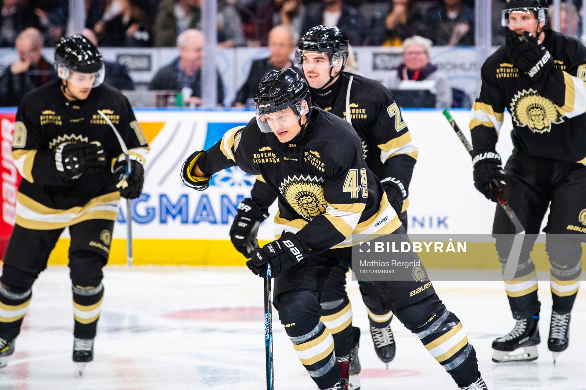 Frölundas Rhett Rakhshani jublar med lagkamrater