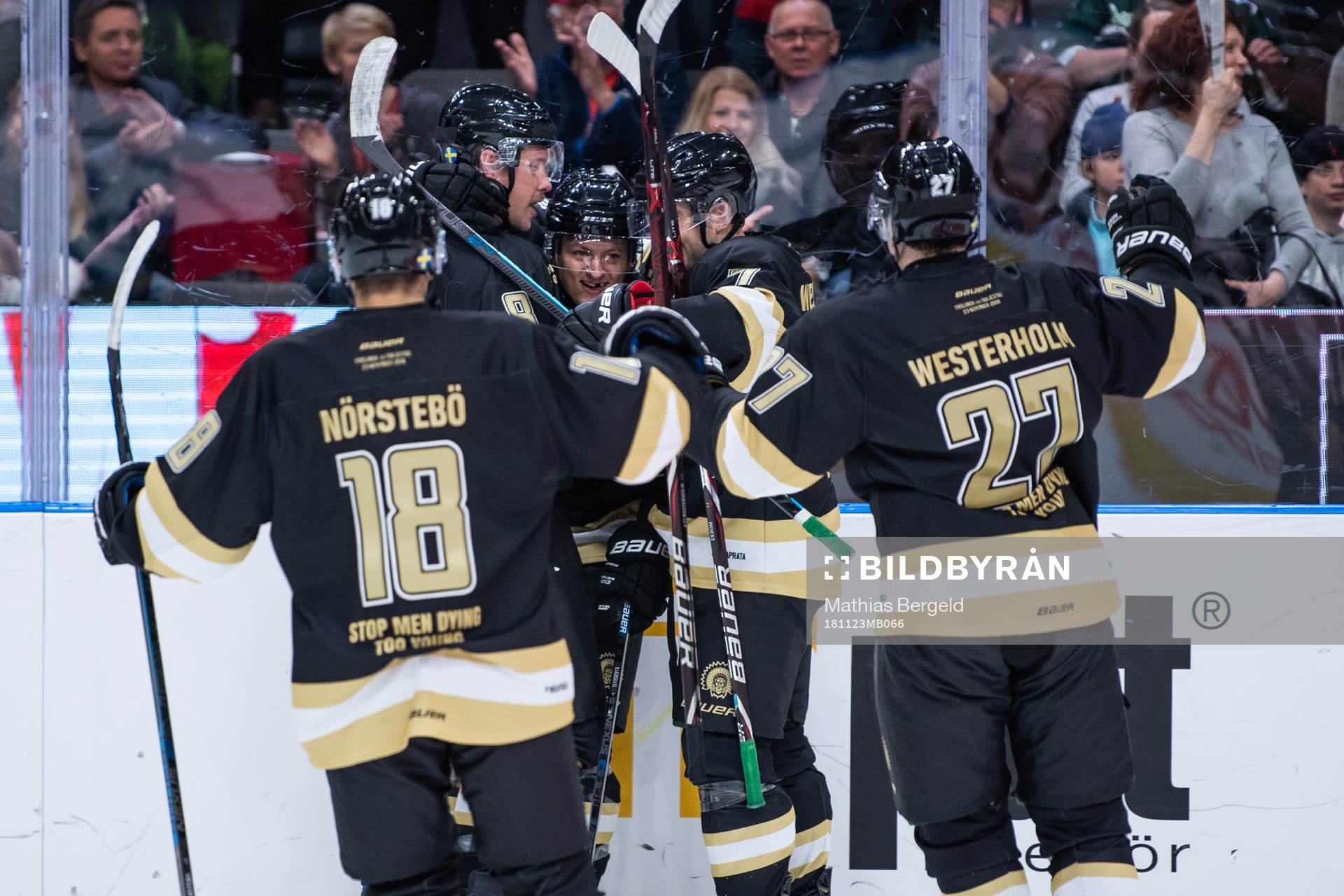 Frölundas Rhett Rakhshani (mitten) jublar med lagkamrater