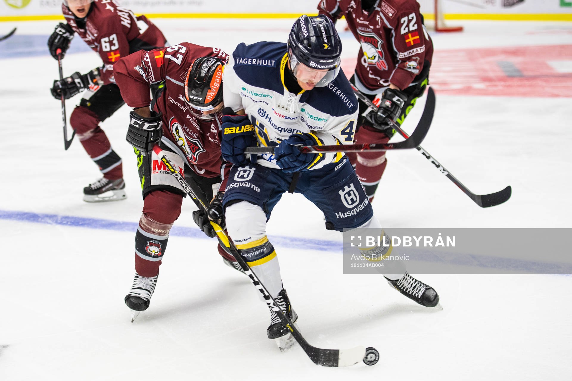 s Johan Johnsson i kamp om pucken