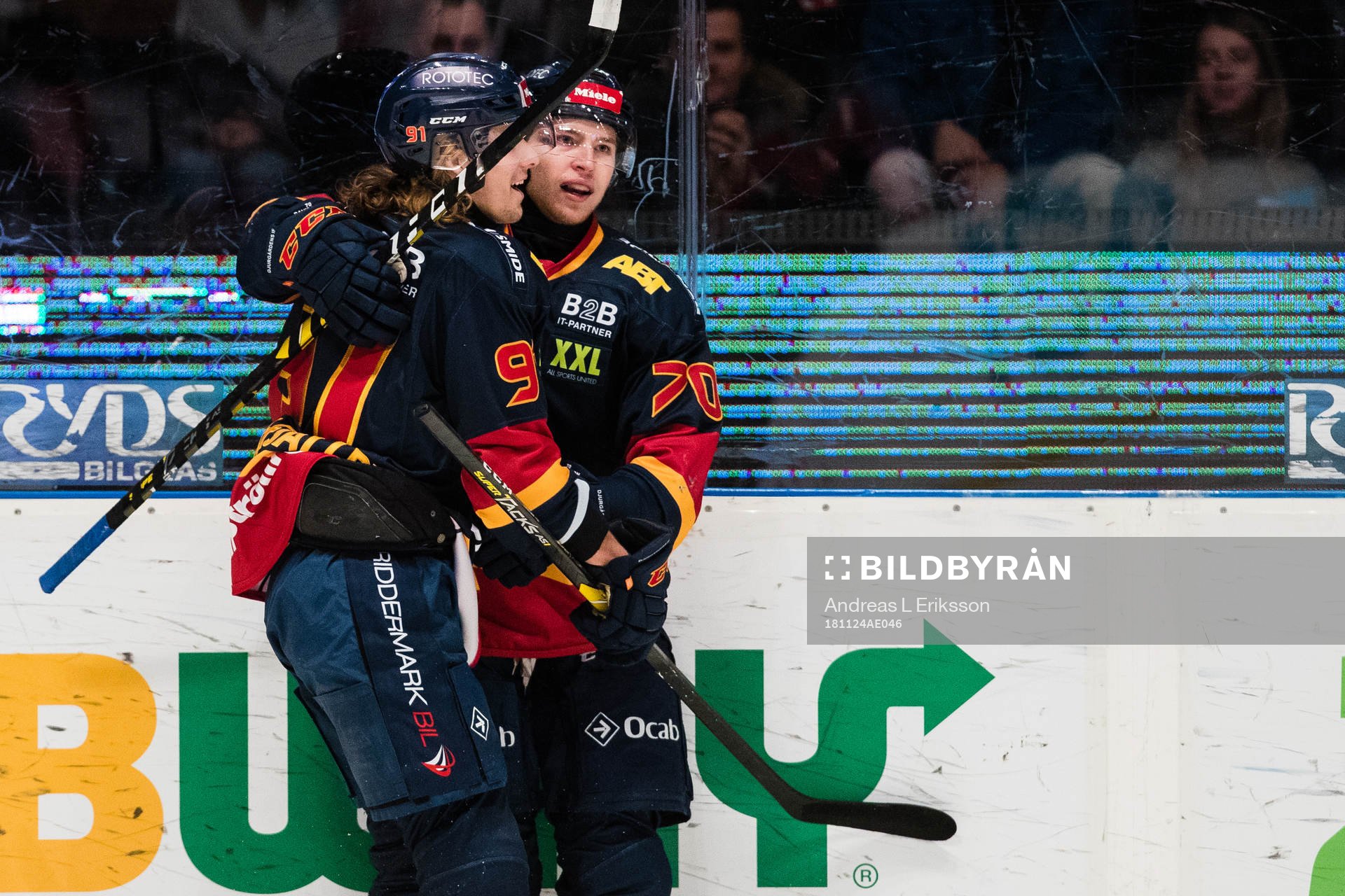 Djurgårdens Axel Jonsson Fjällby jublar tilslammans med