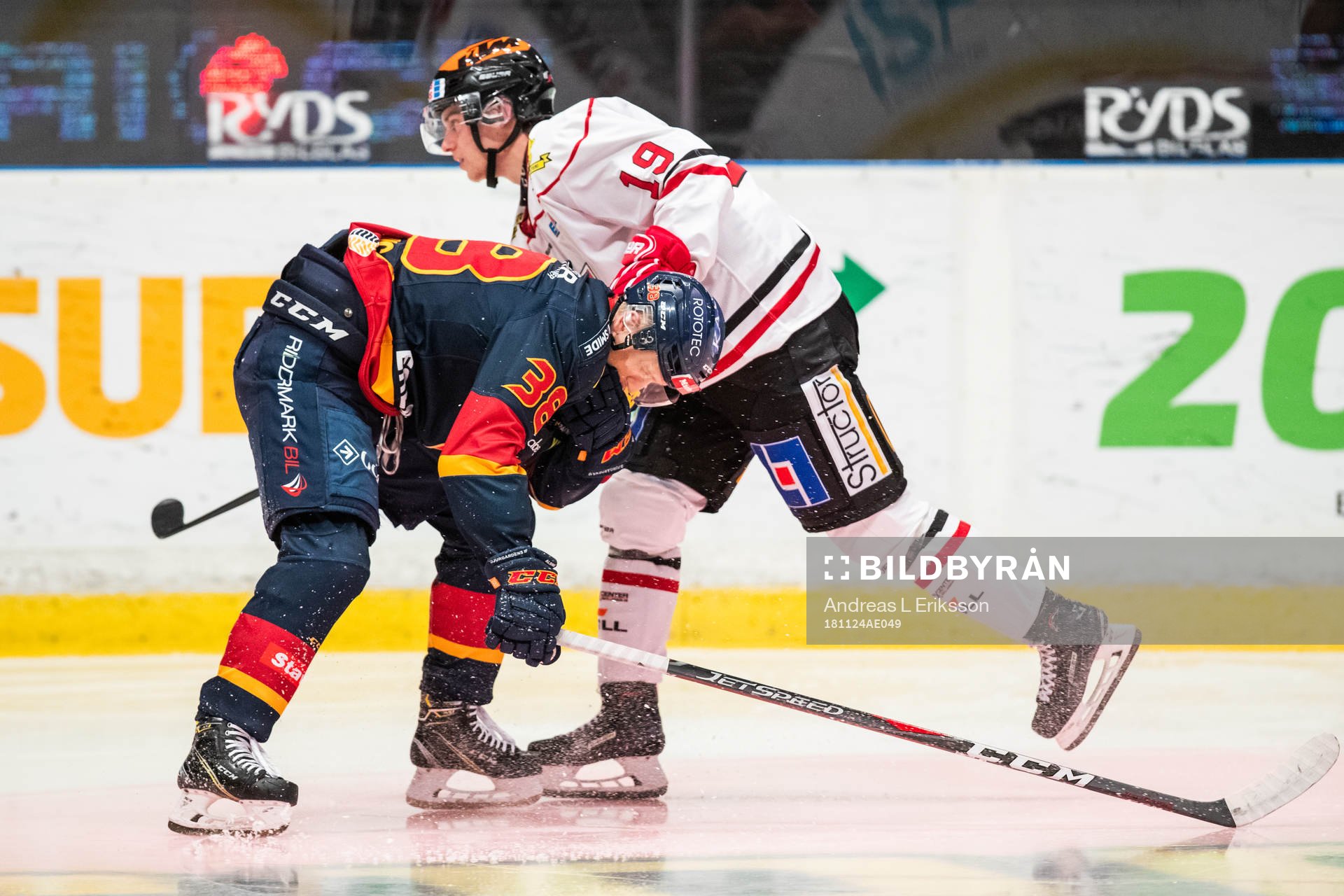 Djurgårdens Olle Alsing och Örebros Patrik Virta i kamp