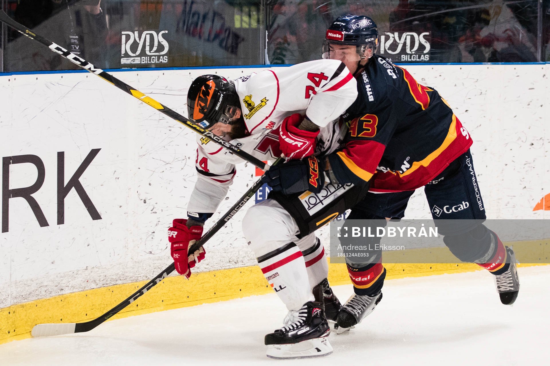 Örebros Nick Ebert i kamp om pucken med Djurgårdens Tom