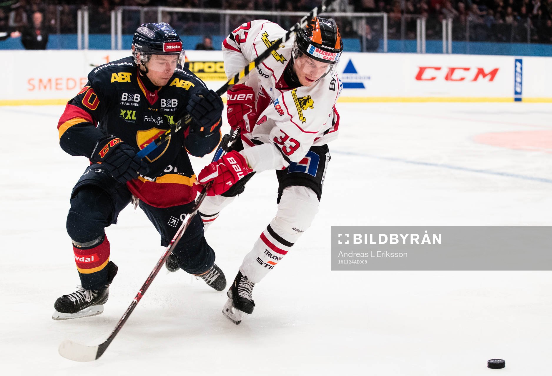 Djurgårdens Marcus Davidsson i kamp om pucken med Örebros