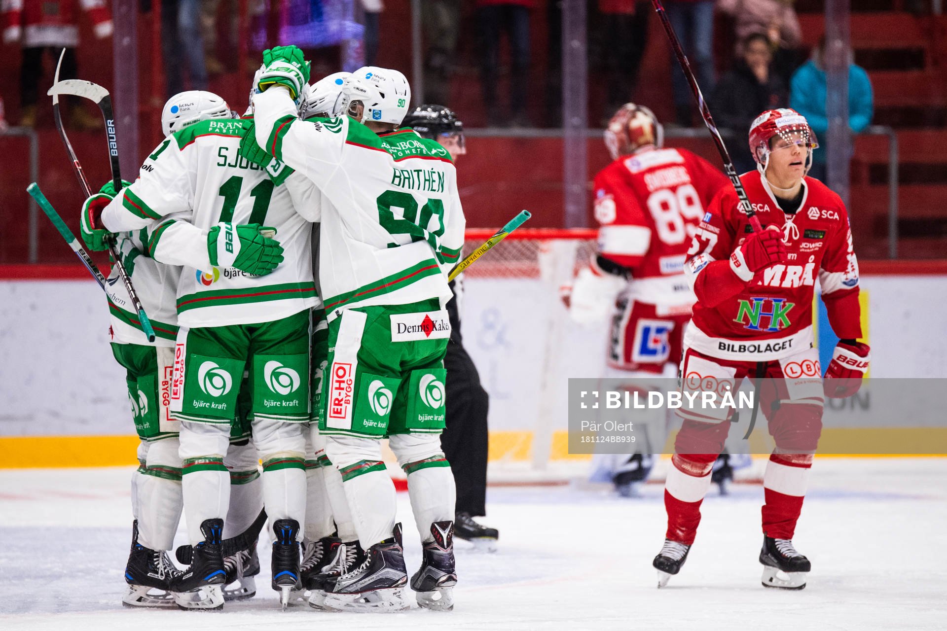 Rögles Mattias Sjögren jublar med lagkamrater
