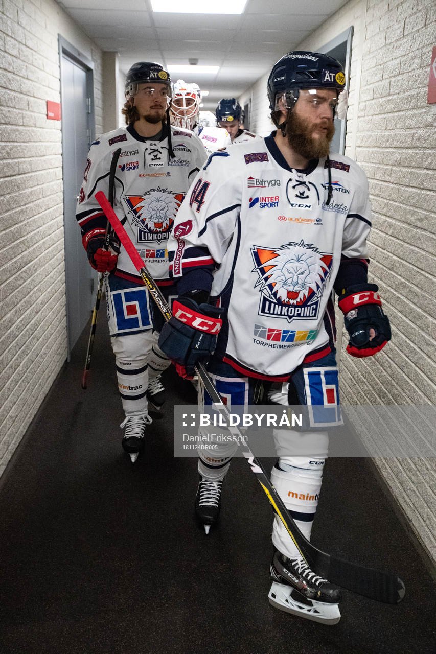 Linköpings Jimmy Andersson på väg in till uppvärmning