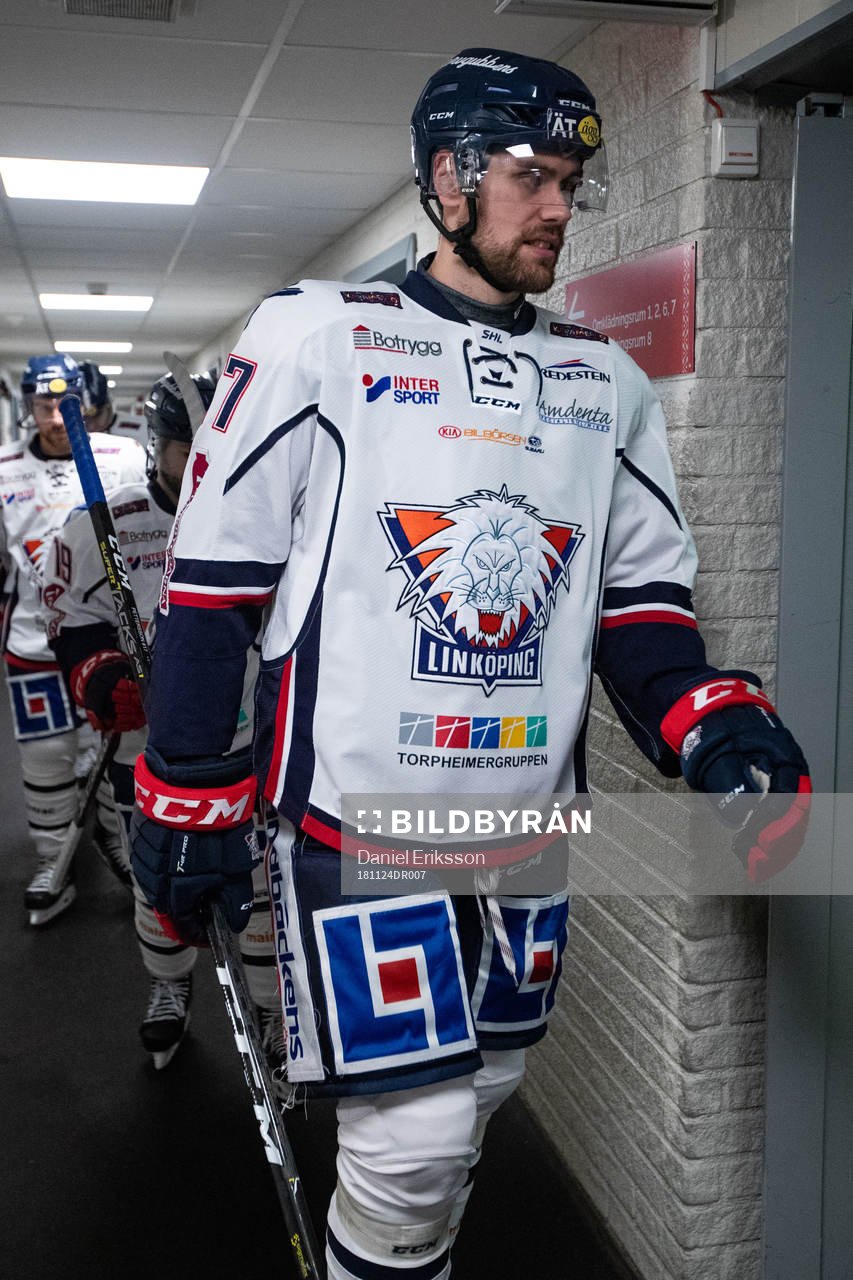 Linköpings Dan Pettersson  på väg in till uppvärmning