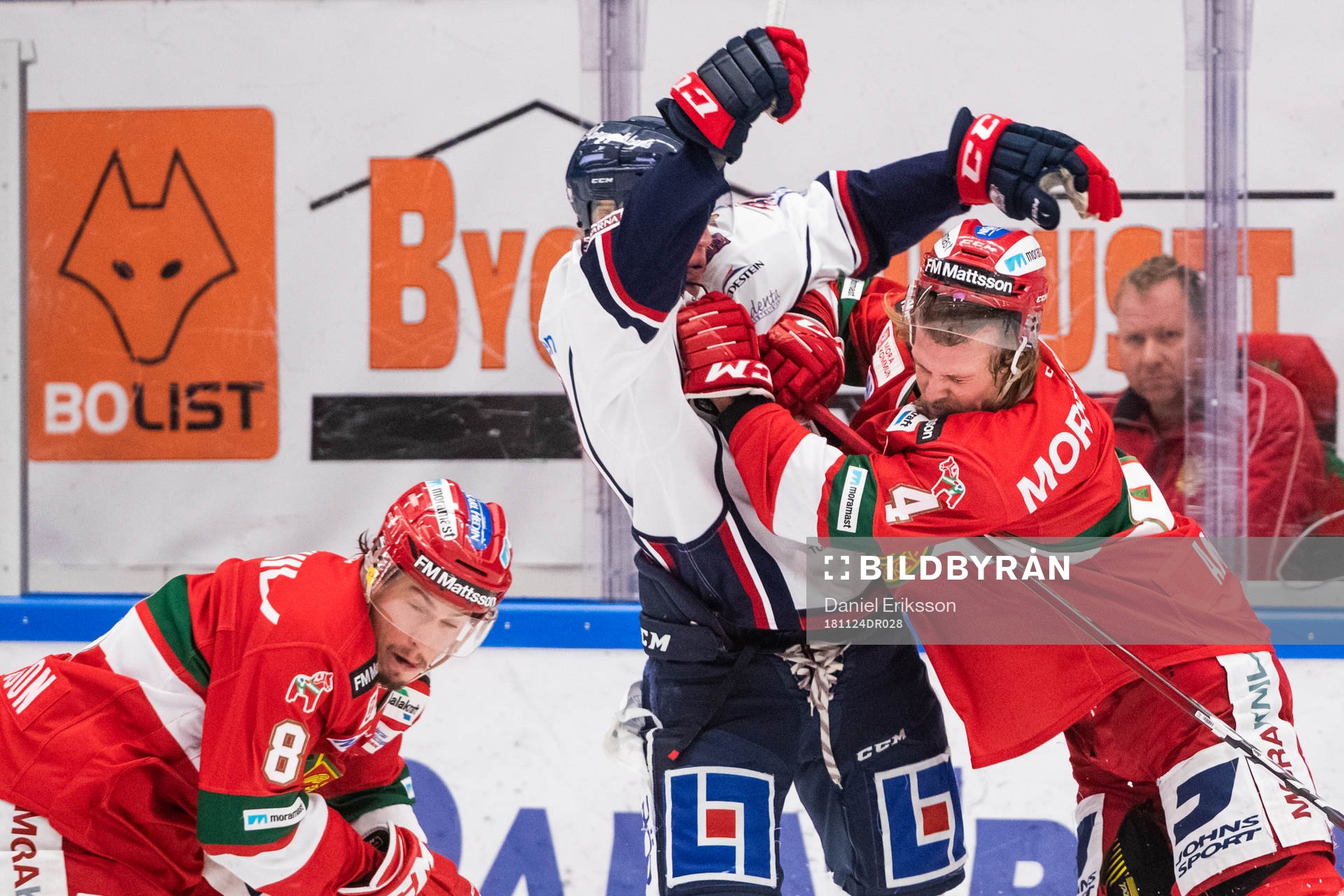 Linköpings Filip Karlsson tacklas av Moras Viktor Amnér