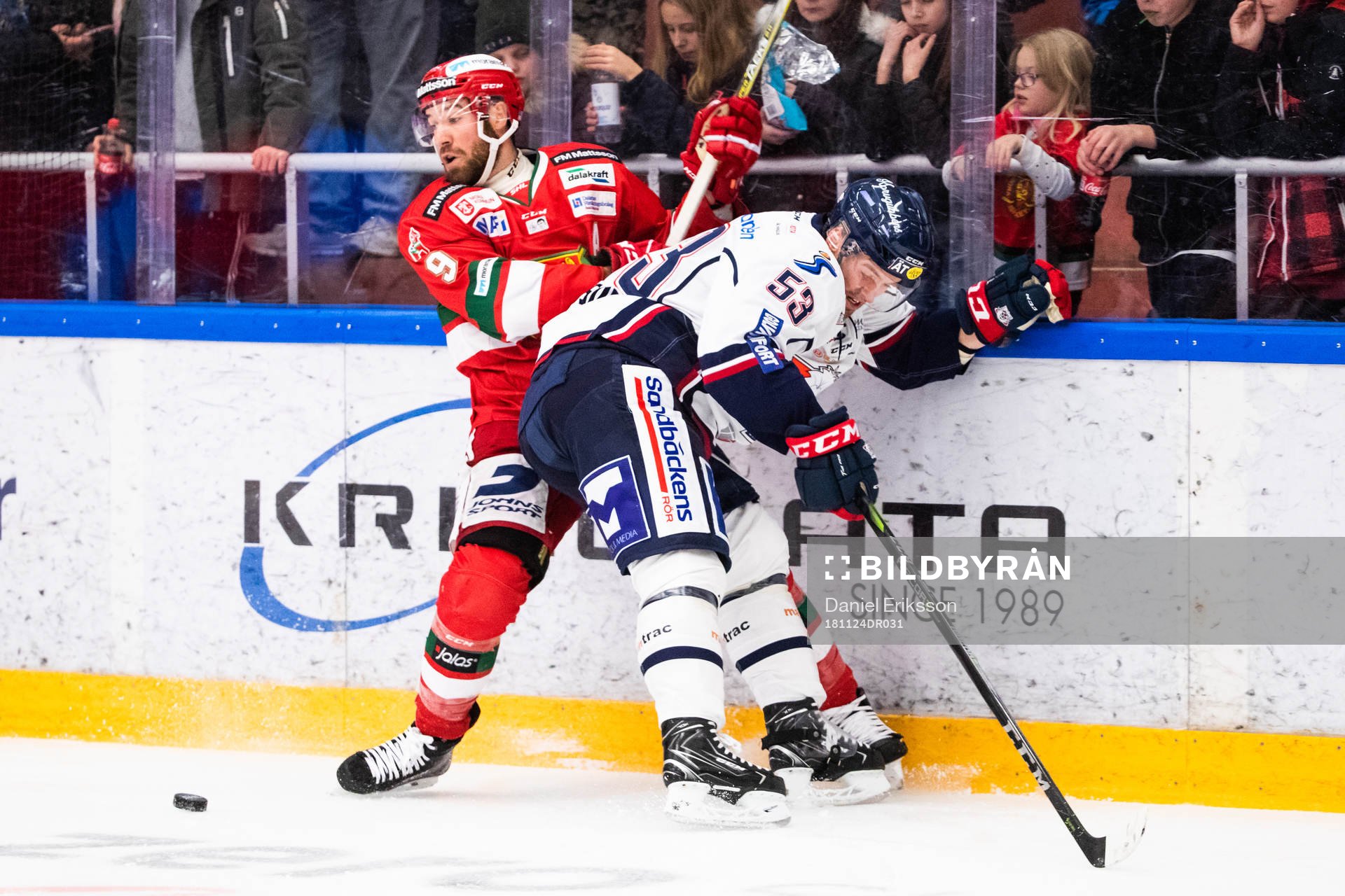 Moras Andrew Rowe och Linköpings Eddie Larsson i kamp om