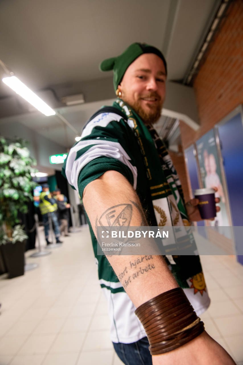 En kille har tatuerat in Färjestads sköld på armen