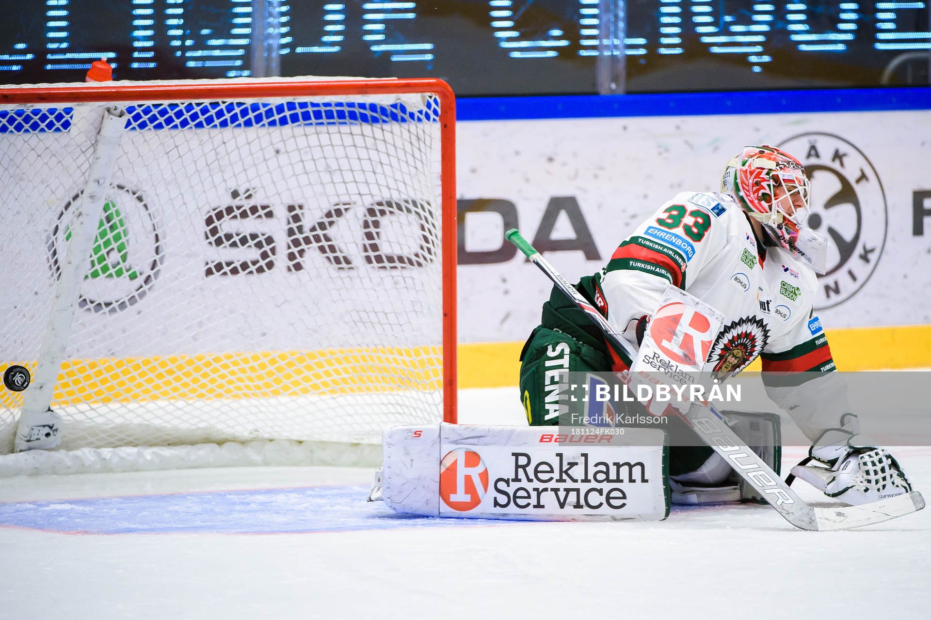 Frölundas målvakt Johan Mattsson ser på när Färjestads