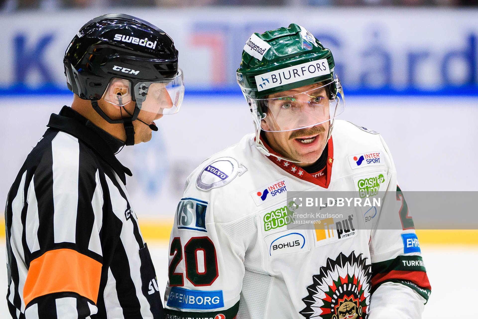 Domare Sören Persson och Frölundas Joel Lundqvist i samtal