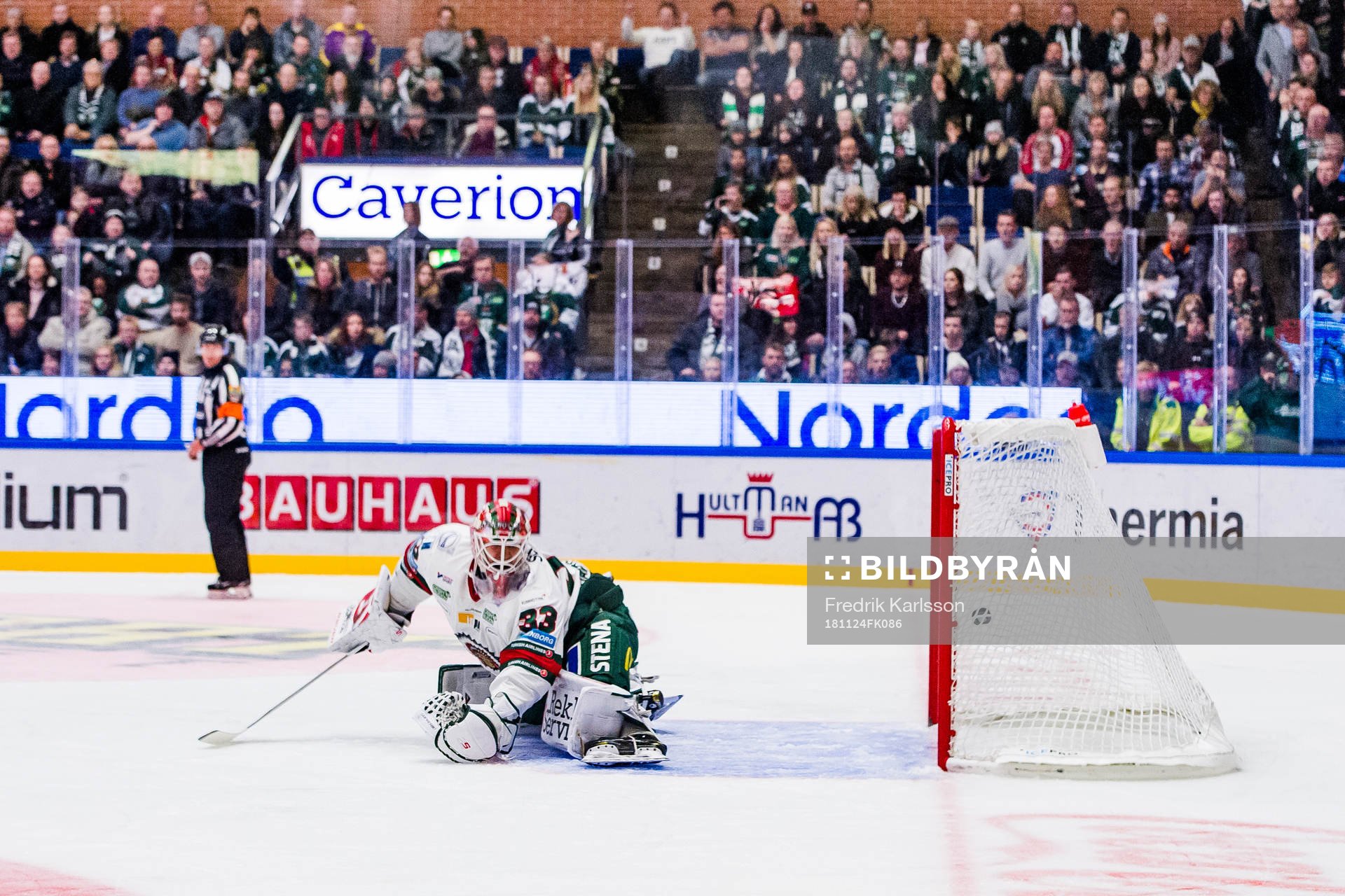 Frölundas målvakt Johan Mattsson ser på när Färjestads