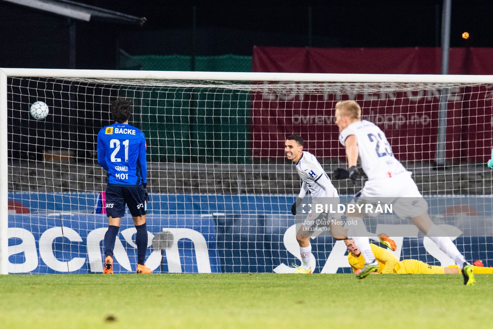 Mustafa Mos Abdellaoue of Strømsgodset scores 1-1
