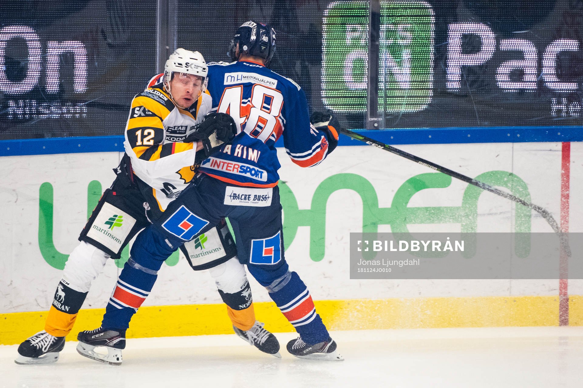 Växjös Daniel Rahimi tacklar Skellefteås Ludvig Stenvall