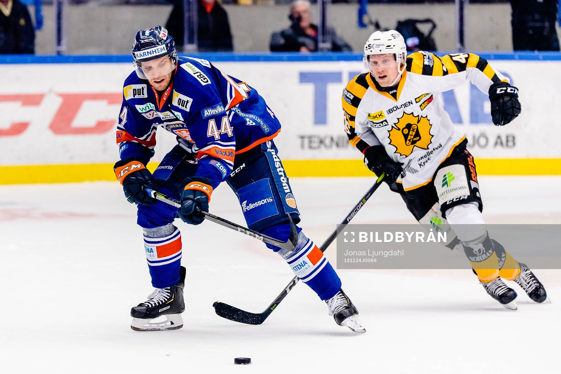 Växjös Peter Andersson jagas av Skellefteås Mathis Olimb