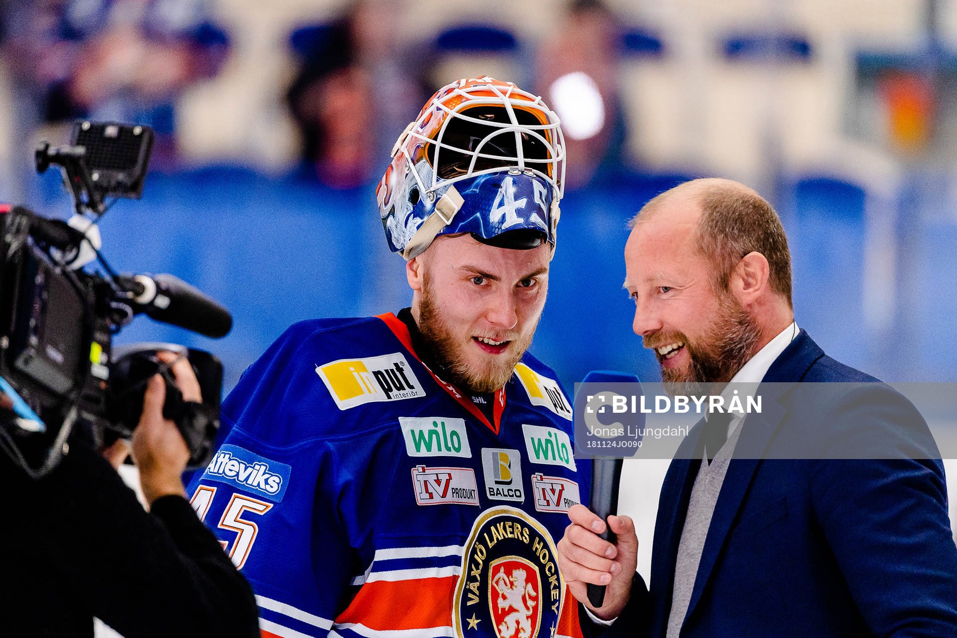 Växjös målvakt Viktor Andrén blir intervjuad av Cmore