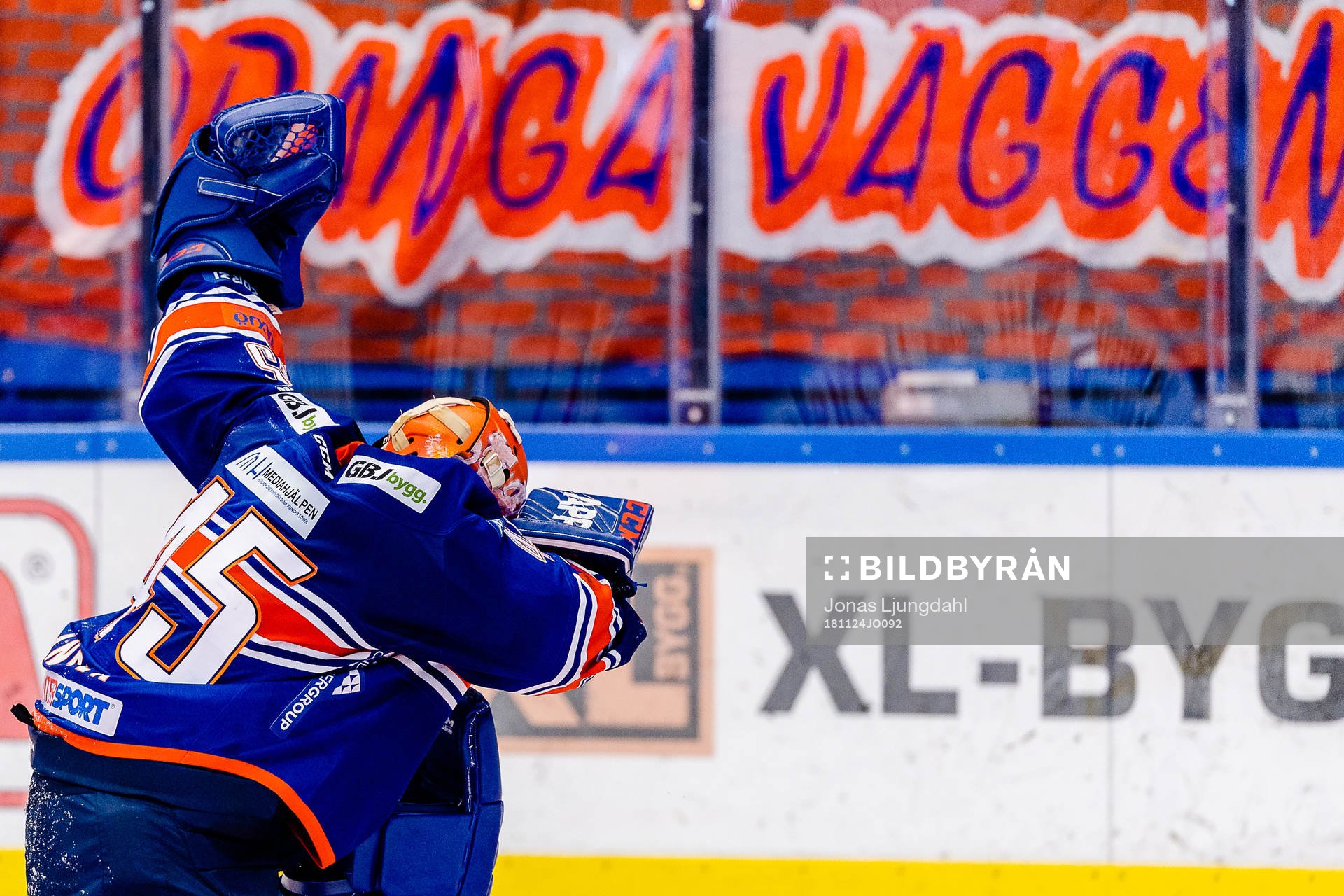 Växjös målvakt Viktor Andrén dansar framför fansen