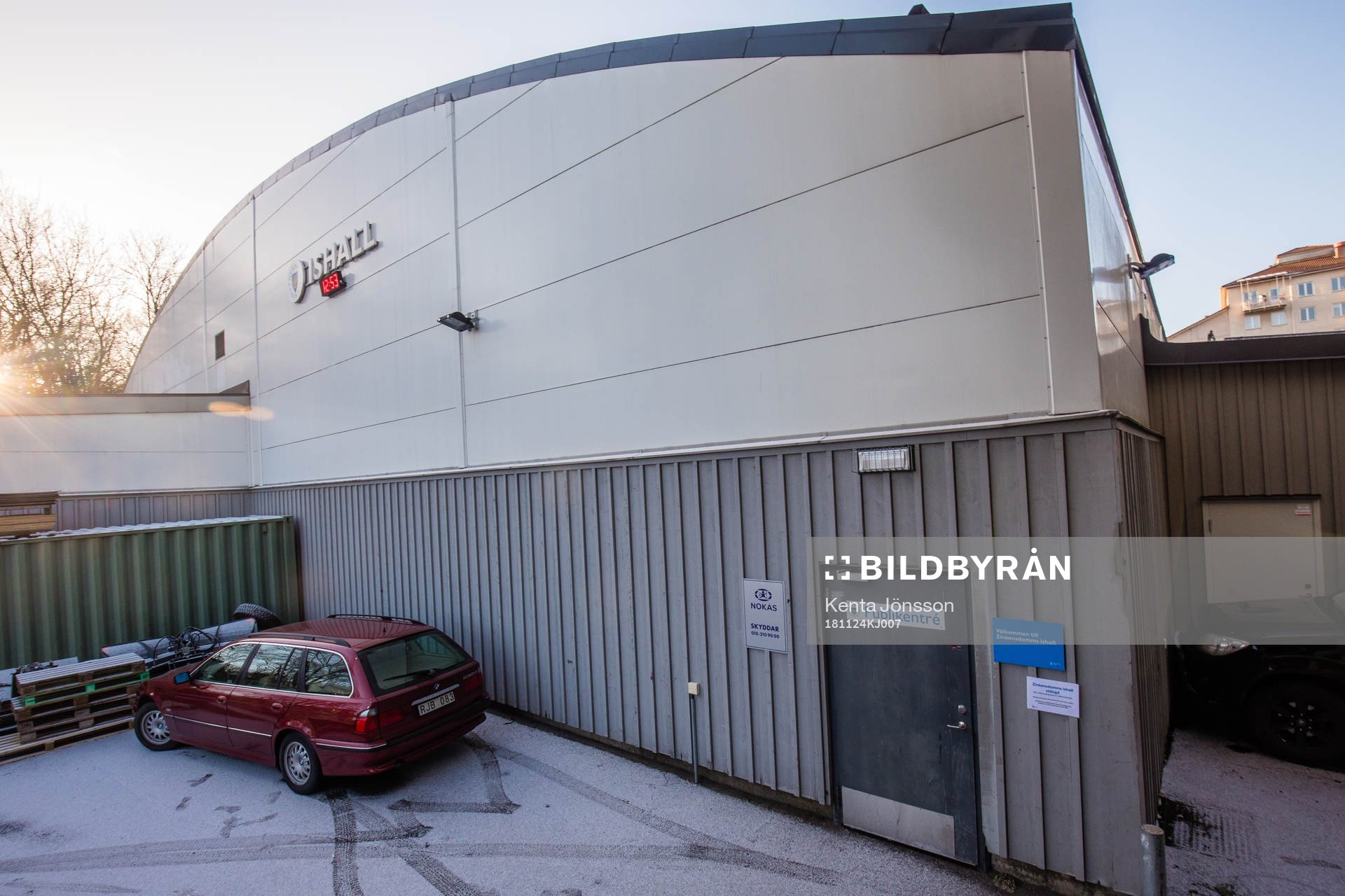 Exteriör av Zinkensdamms Ishall innan bandymatchen i