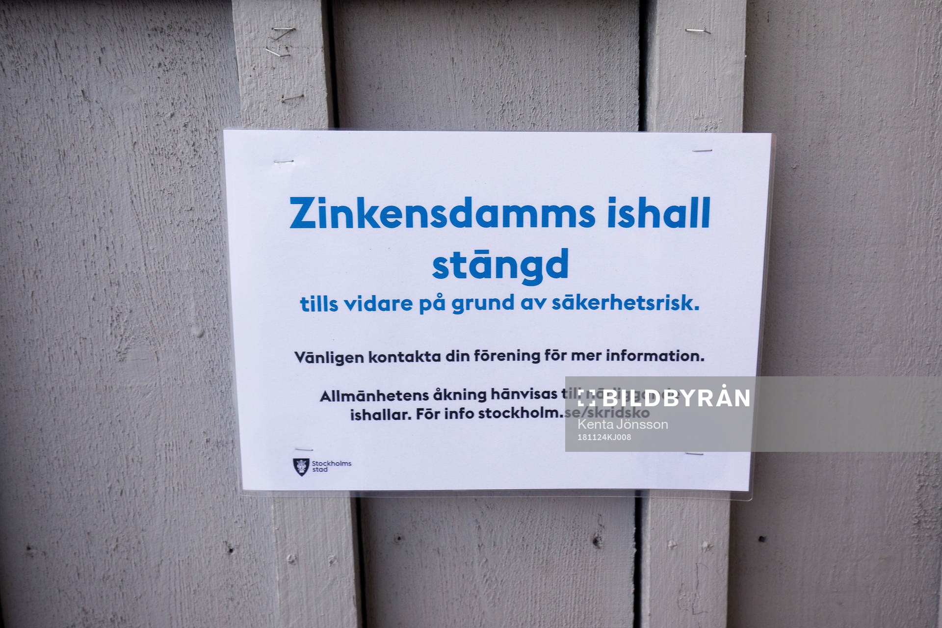 En skylt meddelar att Zinkensdamms ishall är stängd innan