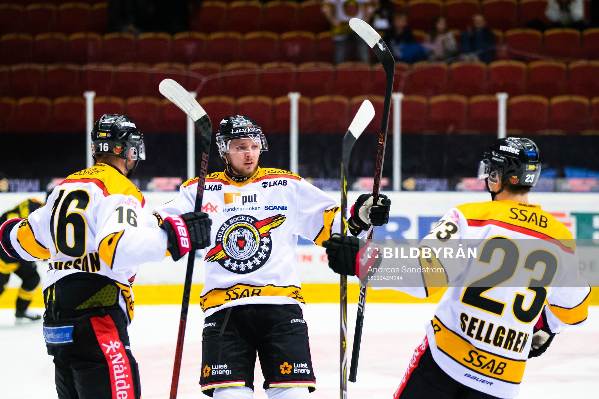 Luleås Robin Kovacs (m) jublar med Niklas Olausson (v) och