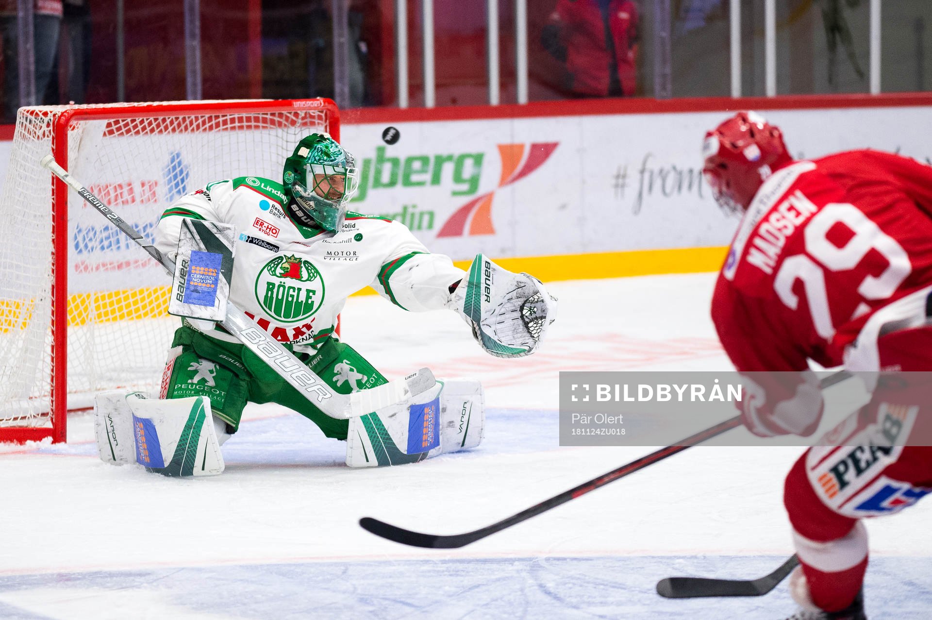 Timrås Morten Madsen med skott mot Rögles målvakt Ville