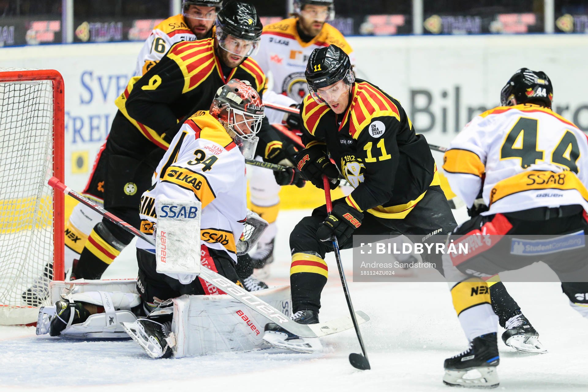 Brynäs Joel Kellman gör 1-0 på Luleås lmålvakt Joel