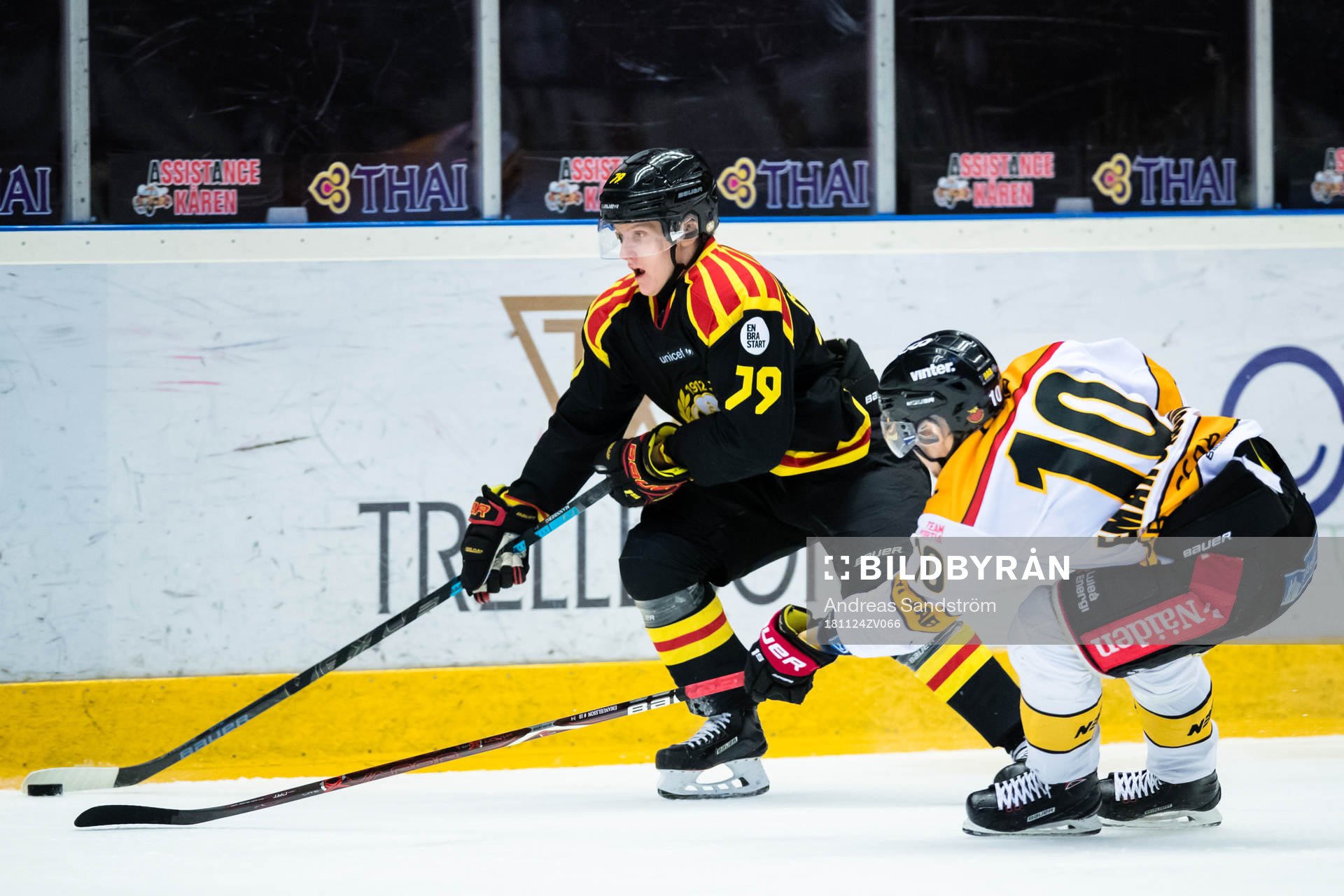 Luleås Einar Emanuelsson i kamp om pucken med Brynäs