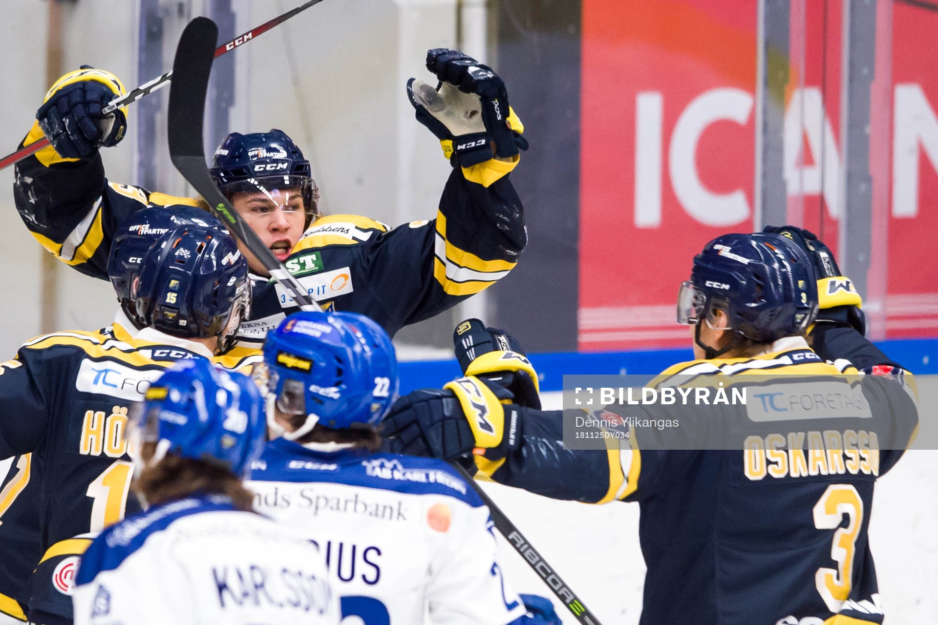 Södertäljes Måns Lindbäck jublar med lagkamrater