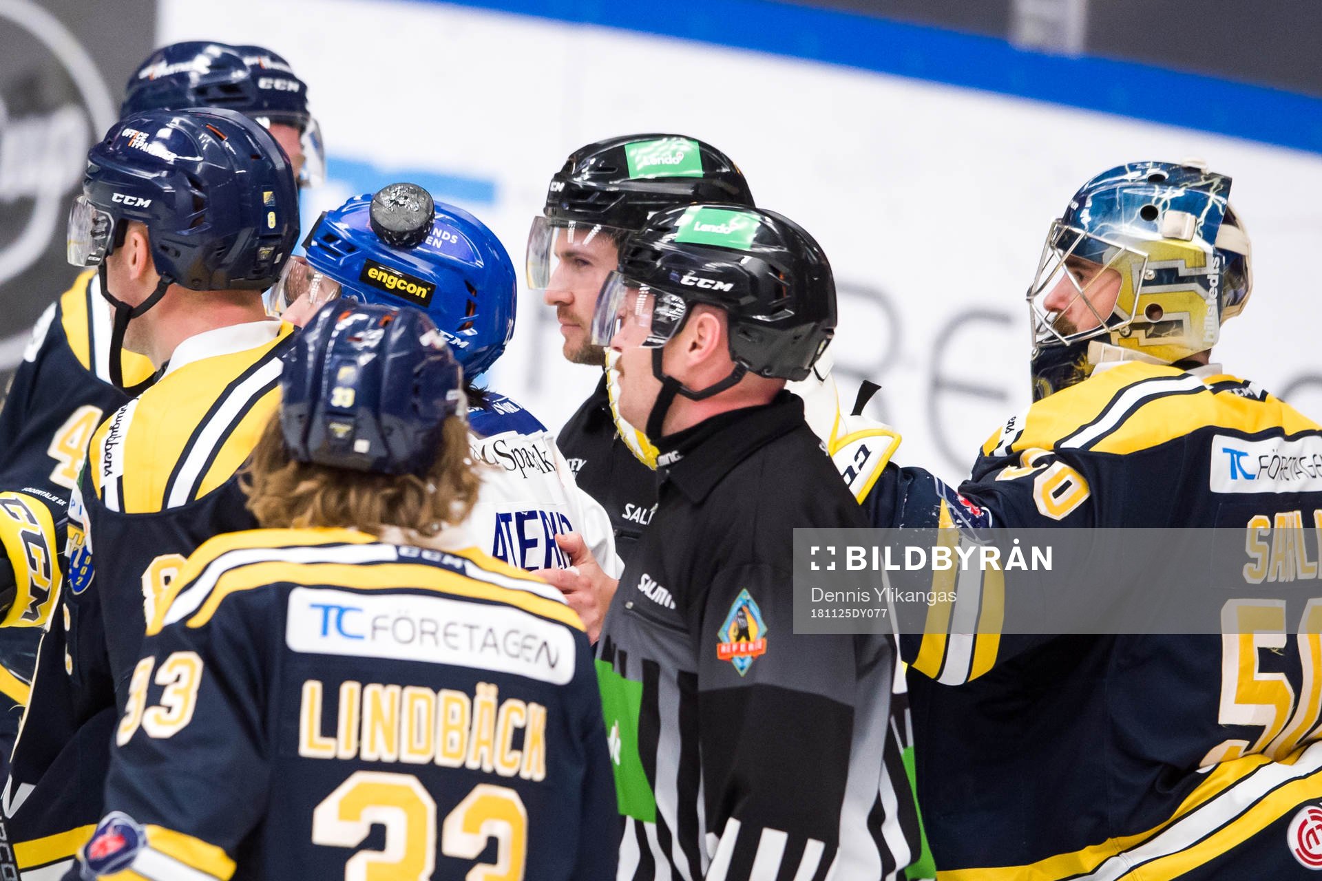 Södertäljes målvakt Alexander Sahlin lägger en puck på