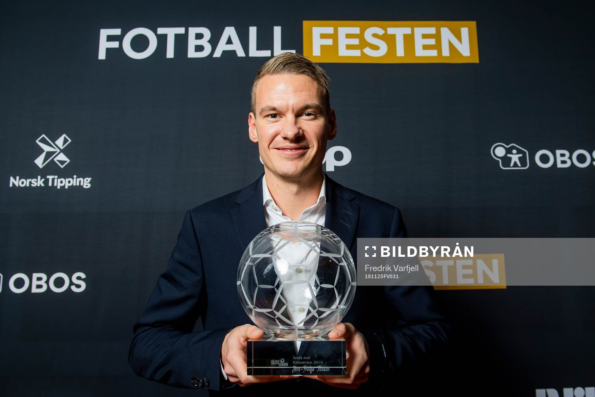 Jon Helge Tveita of Sarpsborg 08 poses with the prize for the goal of the year in Eliteserien during Fotballfesten on November 25, 2018 in Oslo.