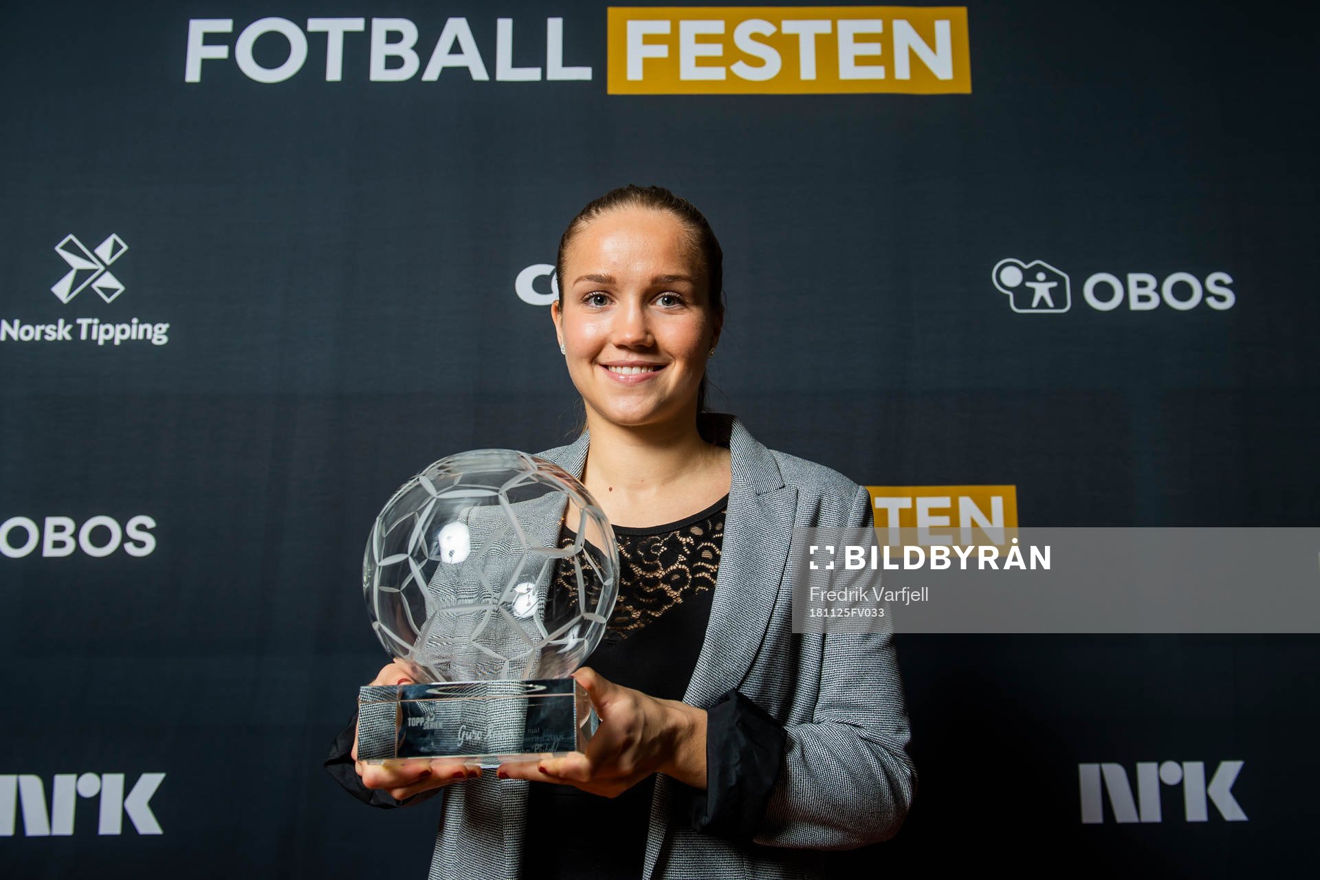 Guro Reiten of LSK Kvinner poses with the award for the